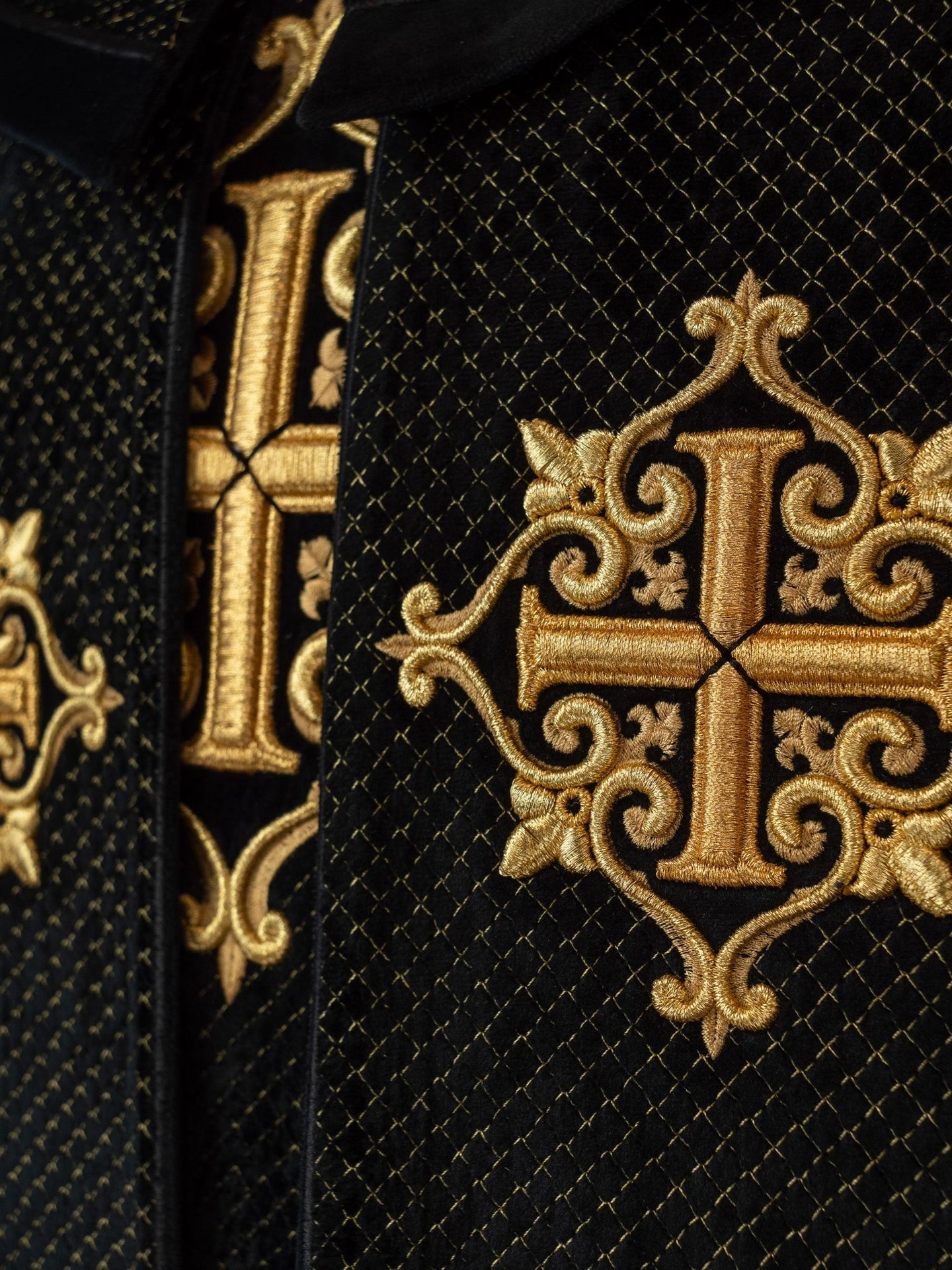 Kapa liturgiczna z aksamitnym czarnym pasem i haftem krzyży