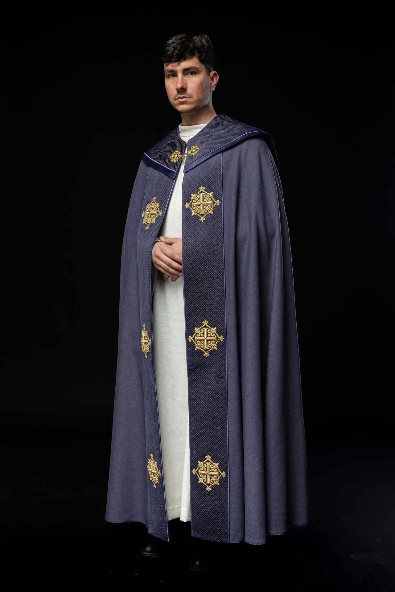 Kapa liturgiczna z aksamitnym fioletowym pasem i haftem krzyży