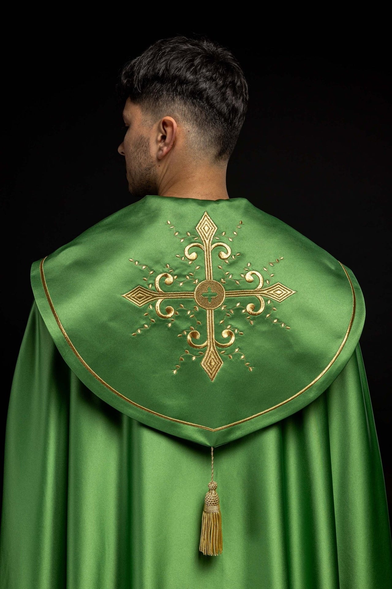 Kapa liturgiczna z szerokim haftowanym pasem w krzyże w kolorze zielonym