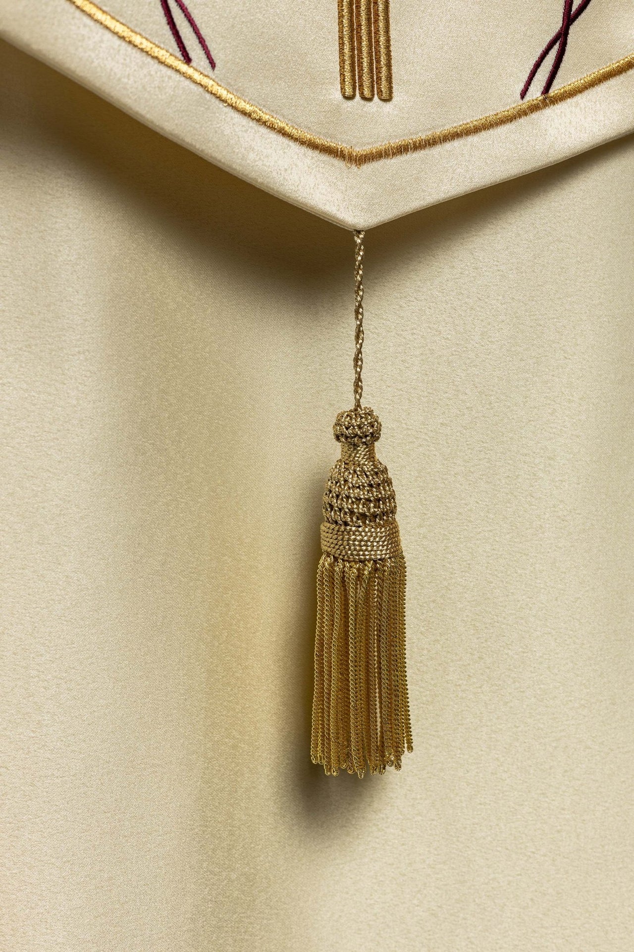 Kapa z wzorem IHS i winogronami w kolorze ecru