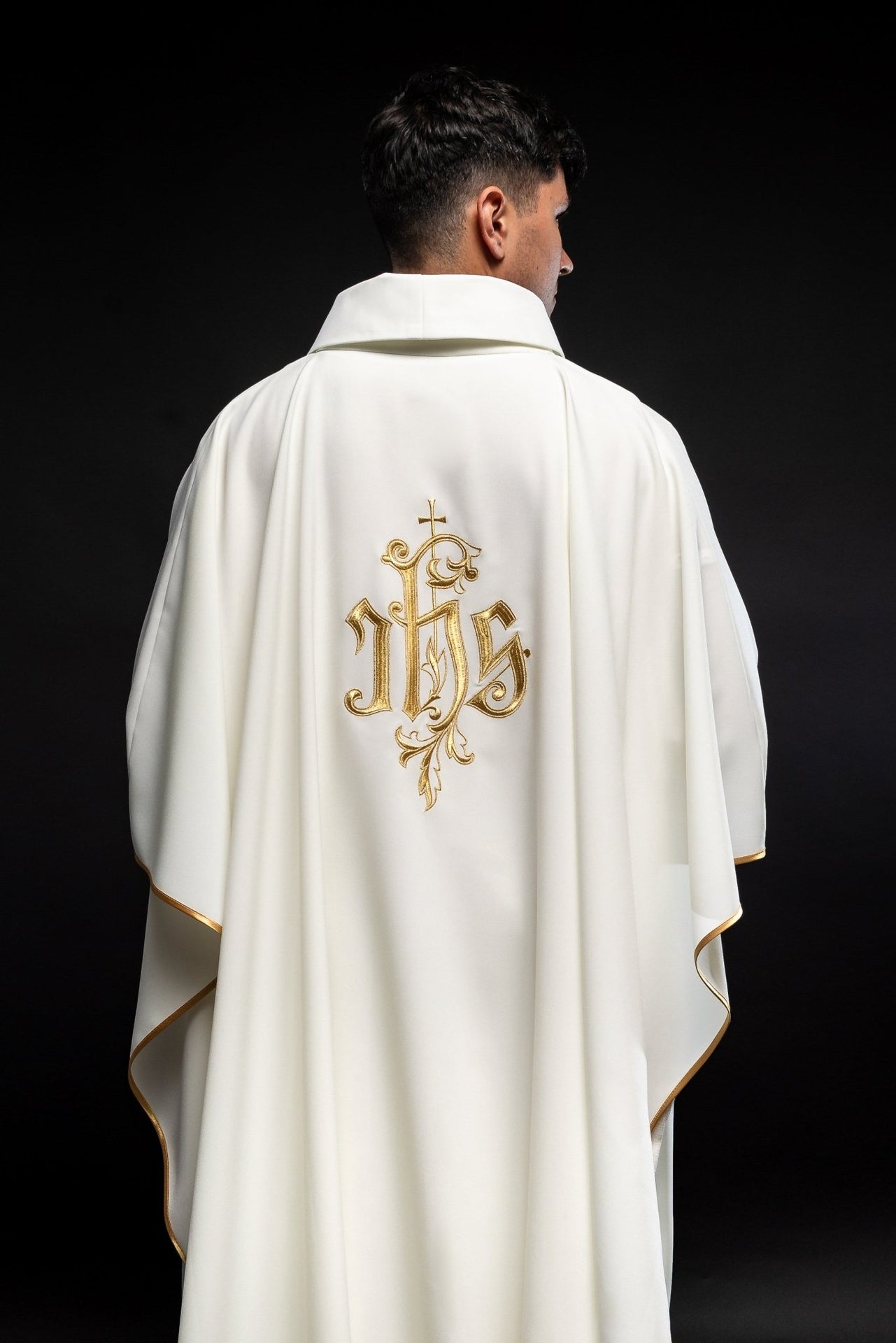 Kremowy ornat z złotym haftem IHS