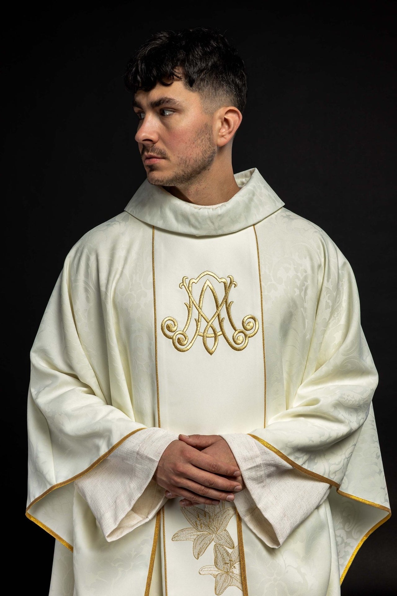 Maryjny Ornat liturgiczny z haftowanymi liliami