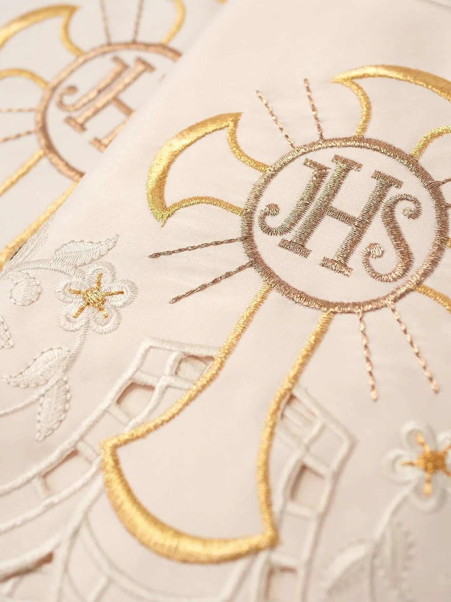 Metre with frontal embroidery IHS Cross ecru