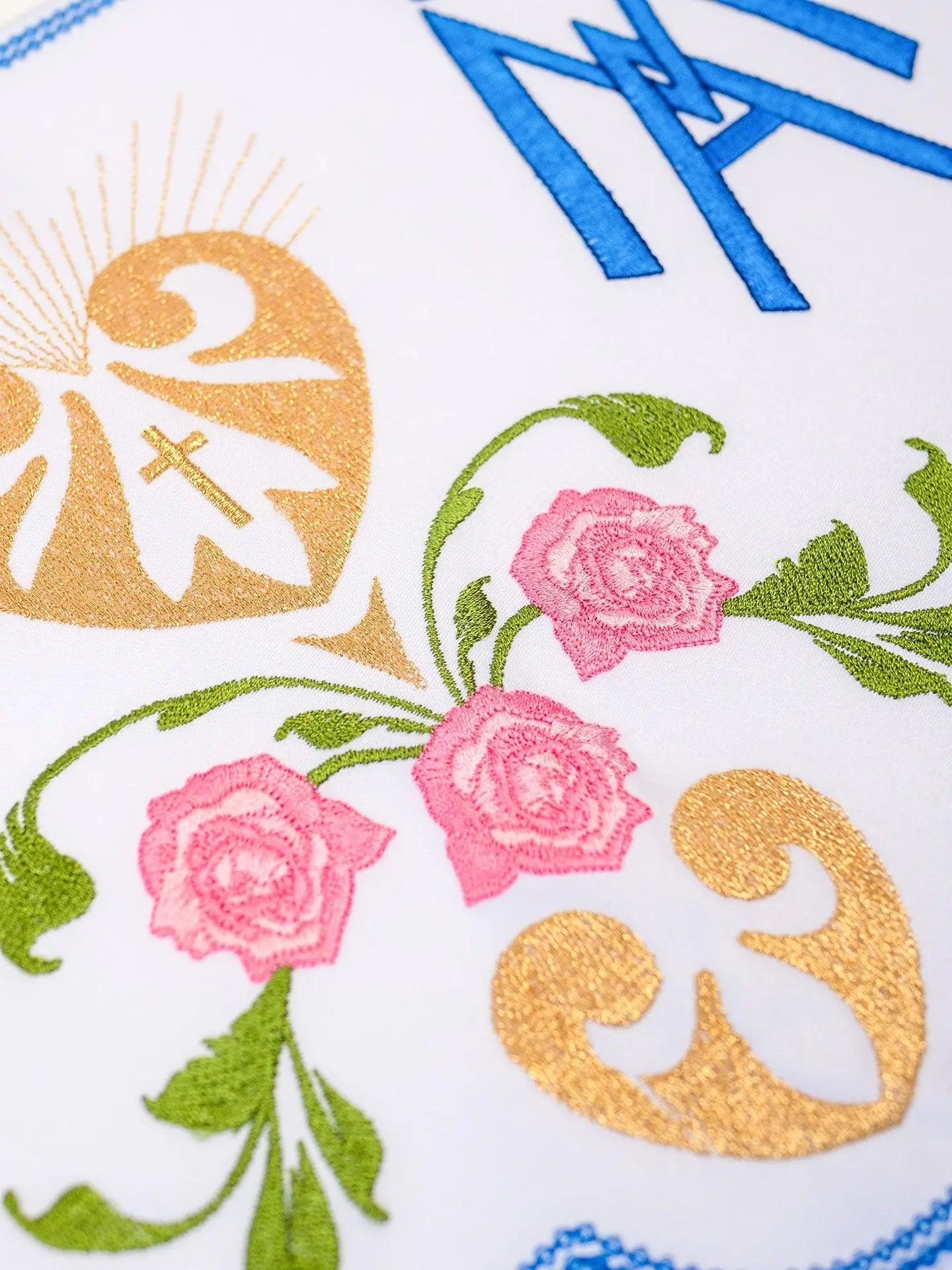 Metre with front embroidery with Marian motif White