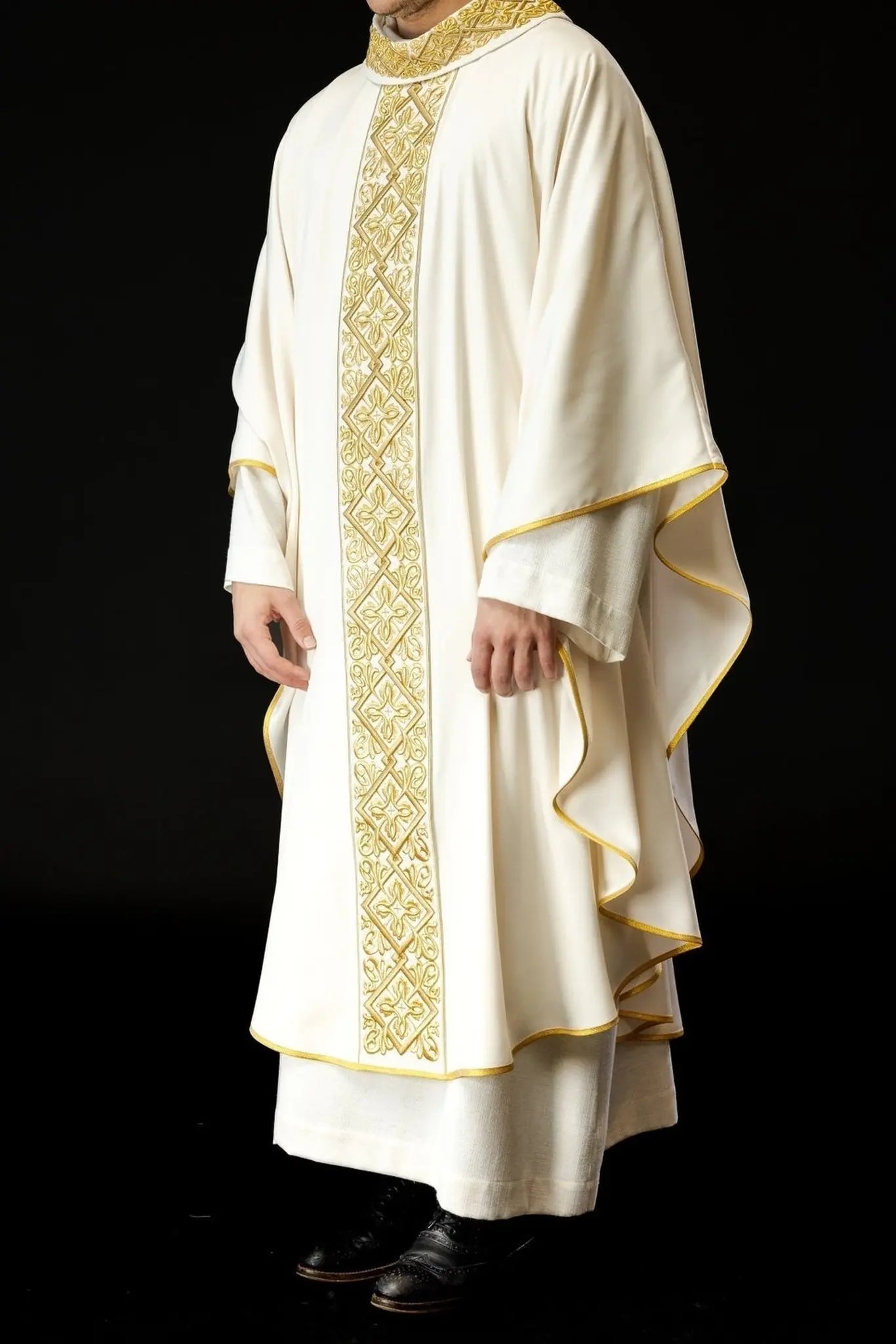 Chasuble richly embroidered floral motif with crosses Ecru