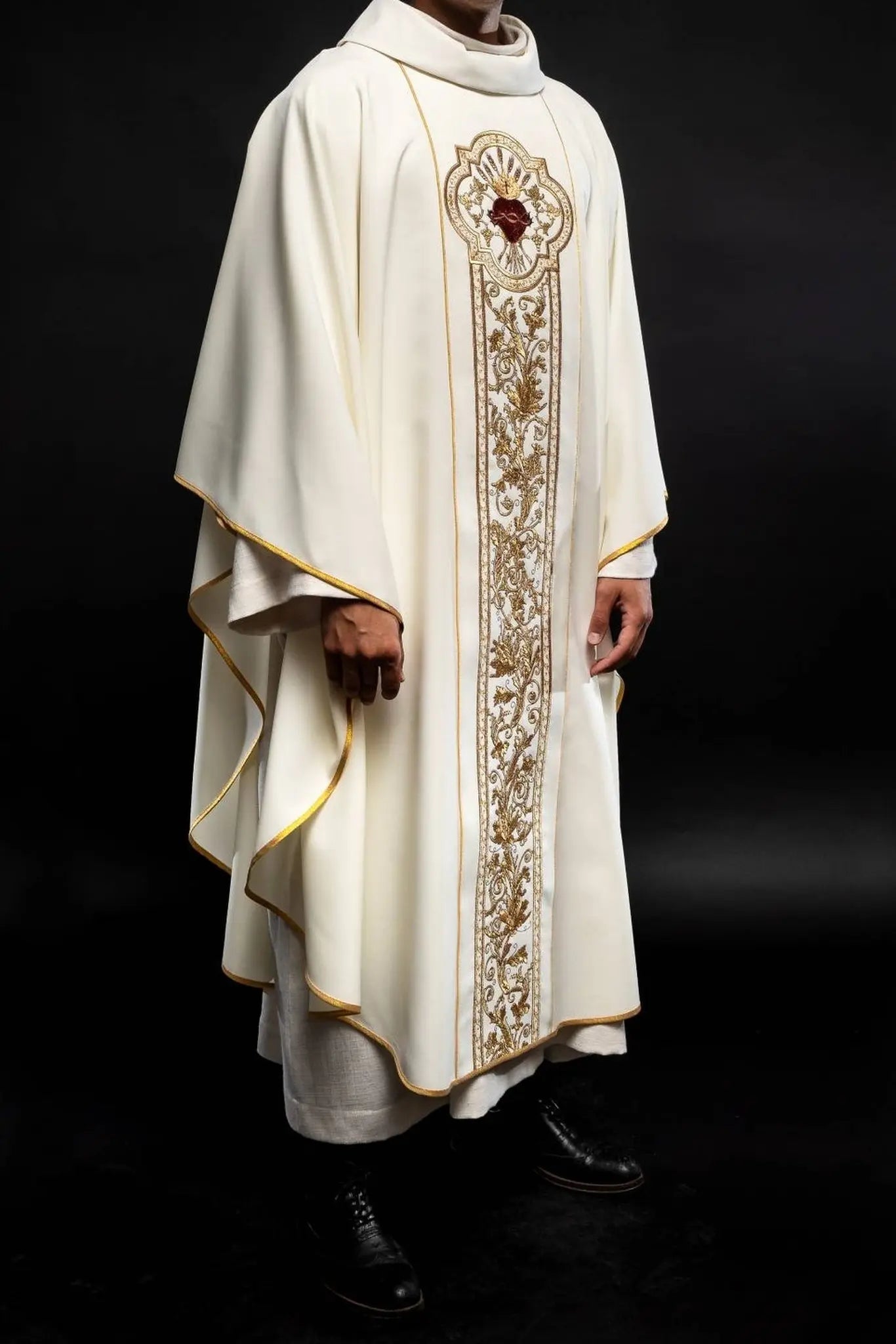 Chasuble richly embroidered with the symbol of the Heart of Jesus and PAX - Ecru