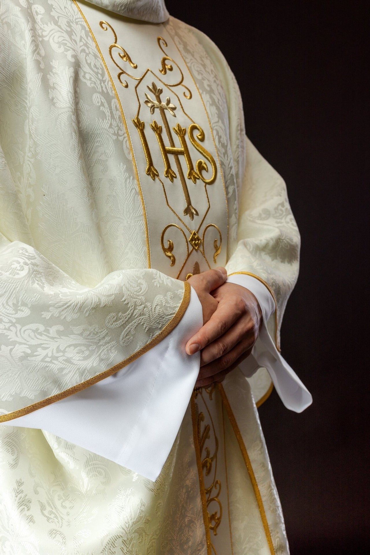 Ornat ecru haftowany na ozdobnej tkaninie z symbolem IHS