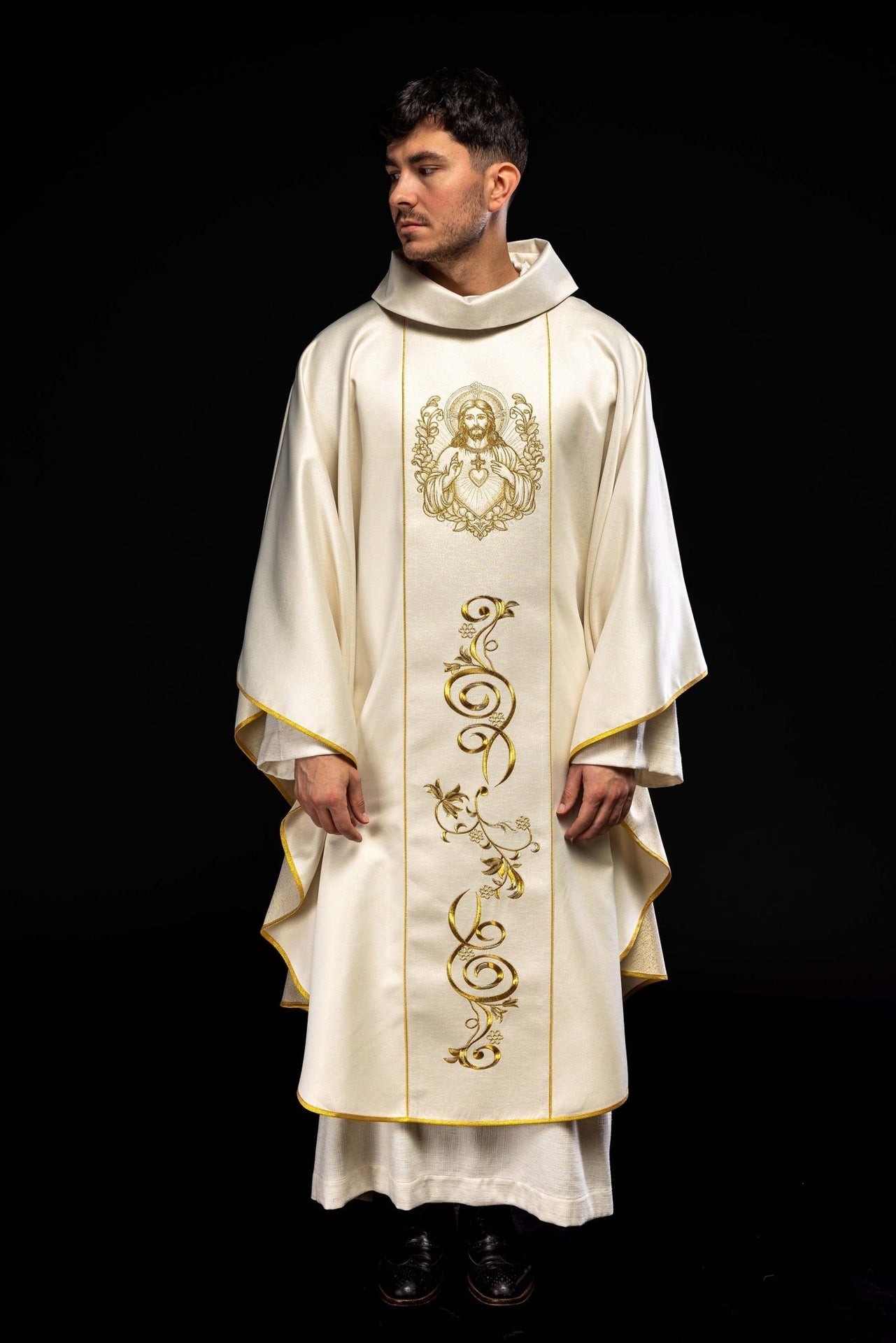 Ornat ecru z wizerunkiem Najświętszego Serca Pana Jezusa