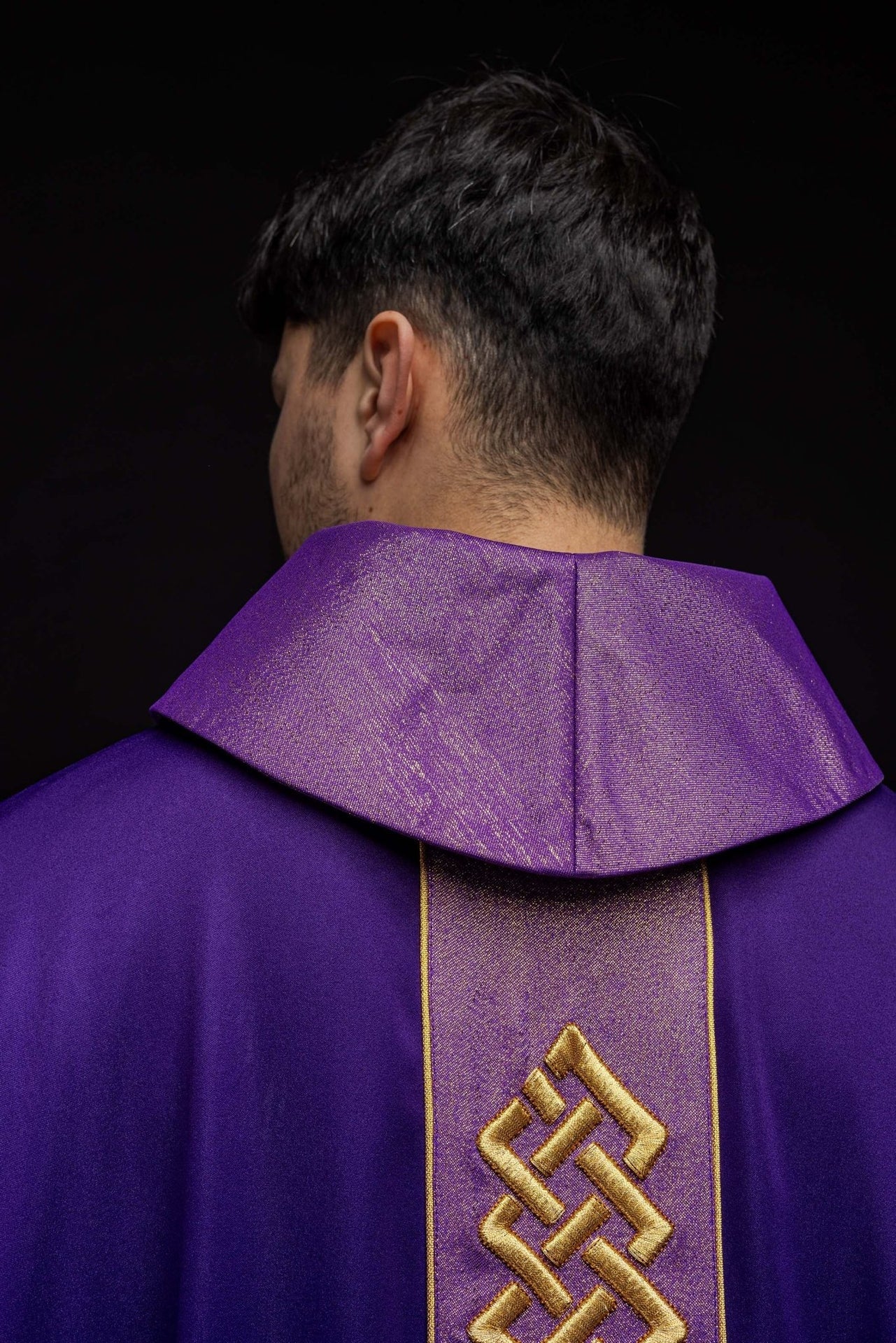 Ornat haftowany Fioletowy z Ozdobnym Pasem