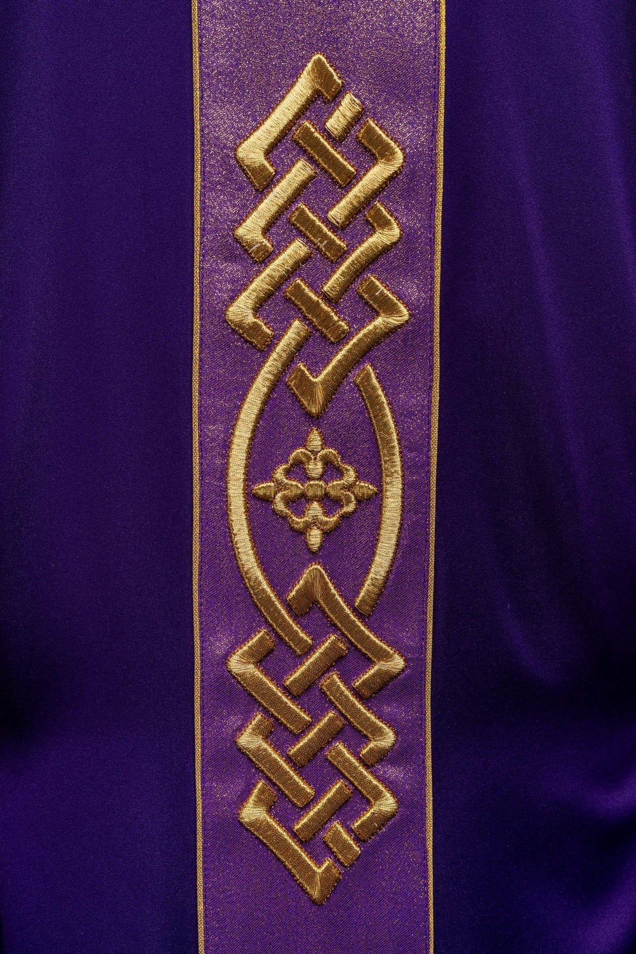 Ornat haftowany Fioletowy z Ozdobnym Pasem