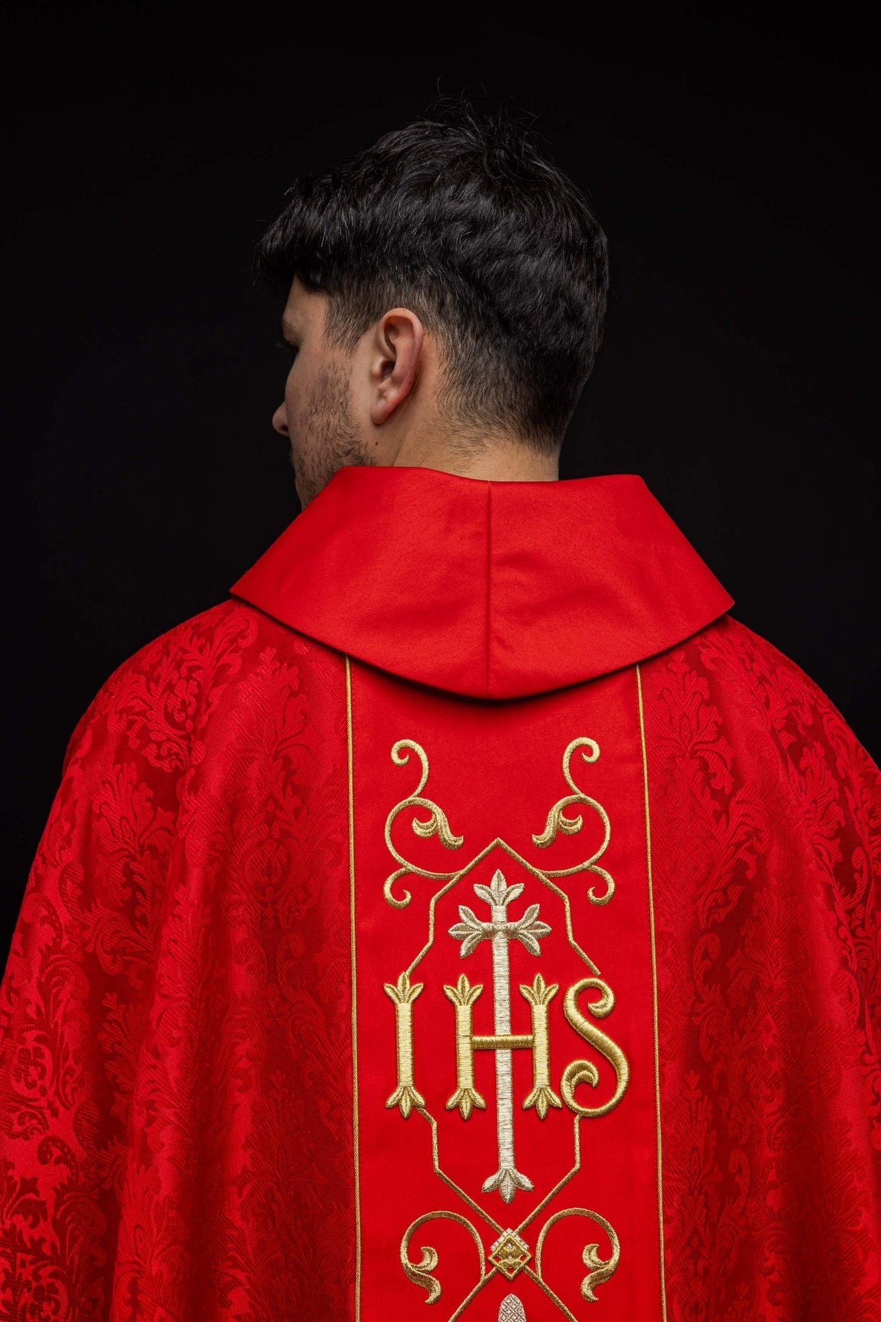 Ornat haftowany IHS Czerwony ze Zdobionym Materiałem