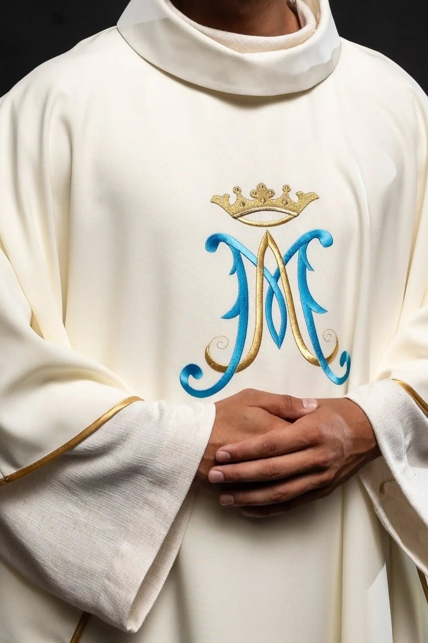 Embroidered chasuble with Marian motif ecru