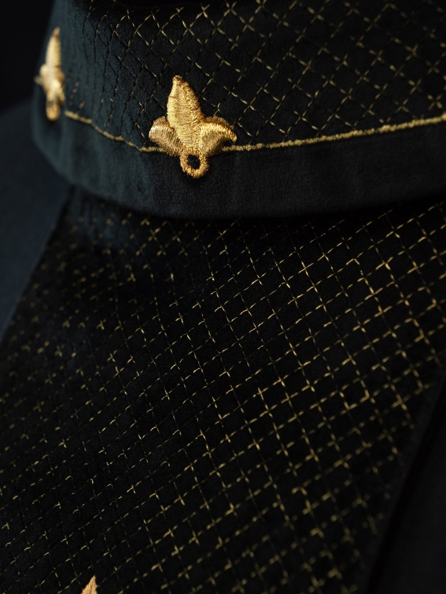 Ornat haftowany na aksamicie z symbolem Krzyż Czarny