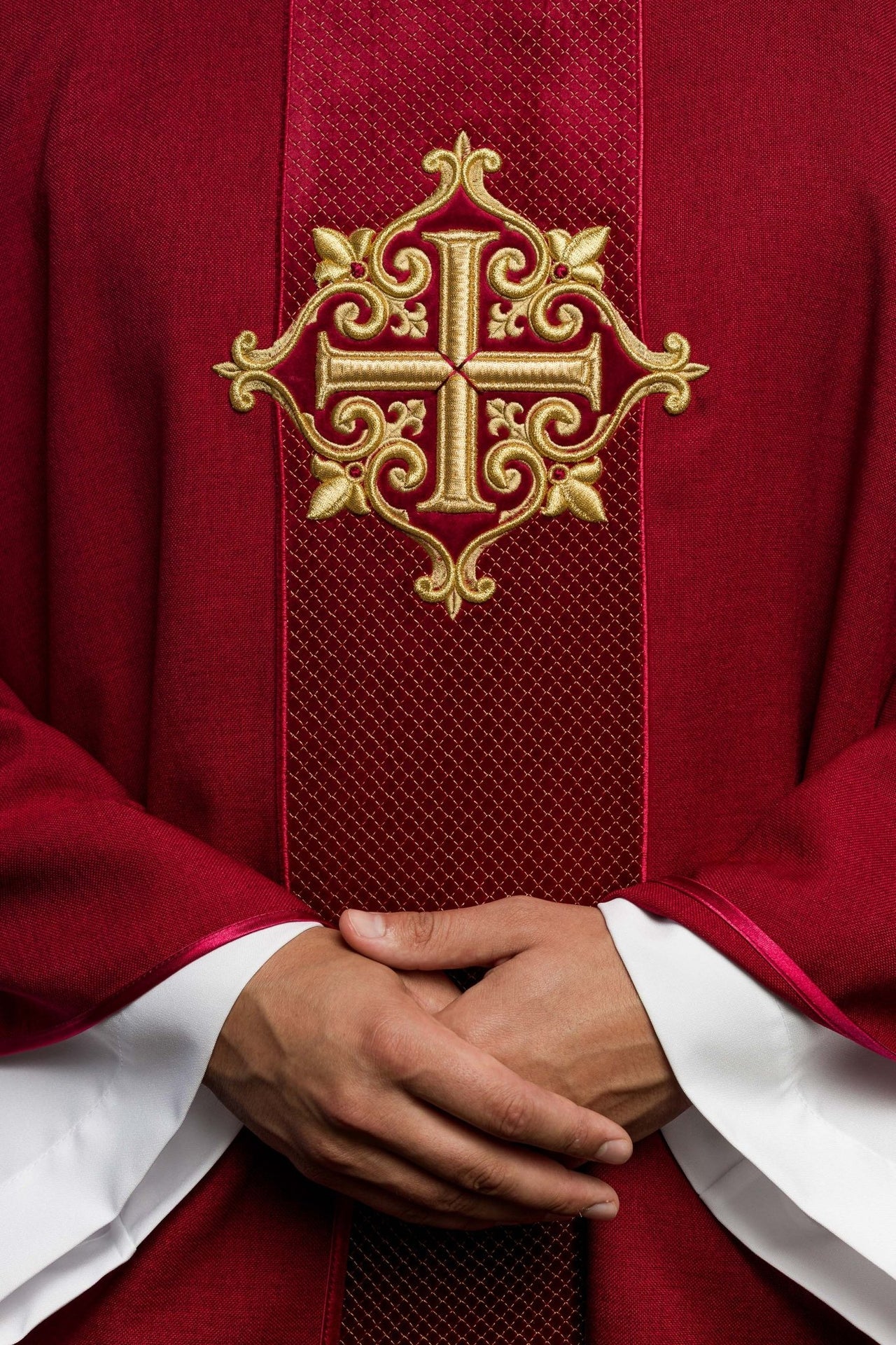 Ornat haftowany na aksamicie z symbolem Krzyż Czerwony