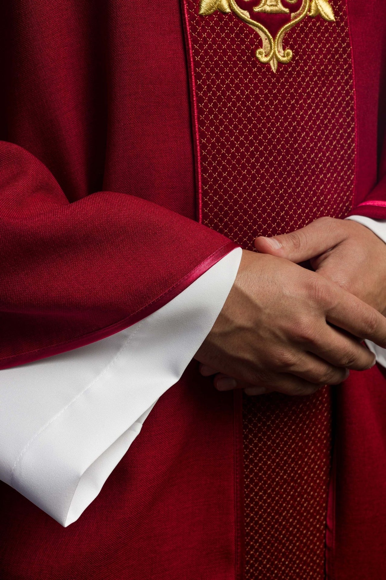 Ornat haftowany na aksamicie z symbolem Krzyż Czerwony