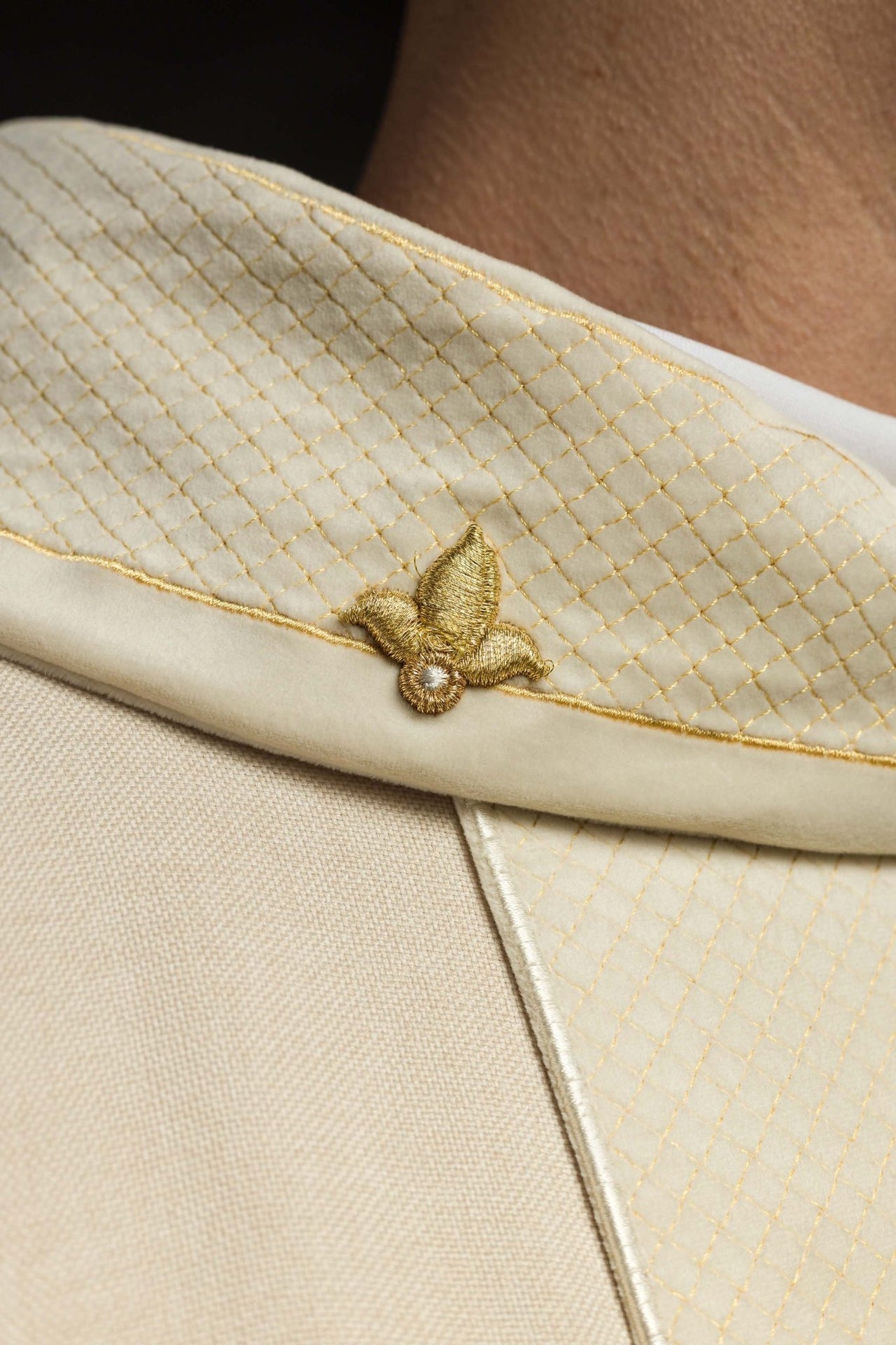 Ornat haftowany na aksamicie z symbolem Krzyż Ecru