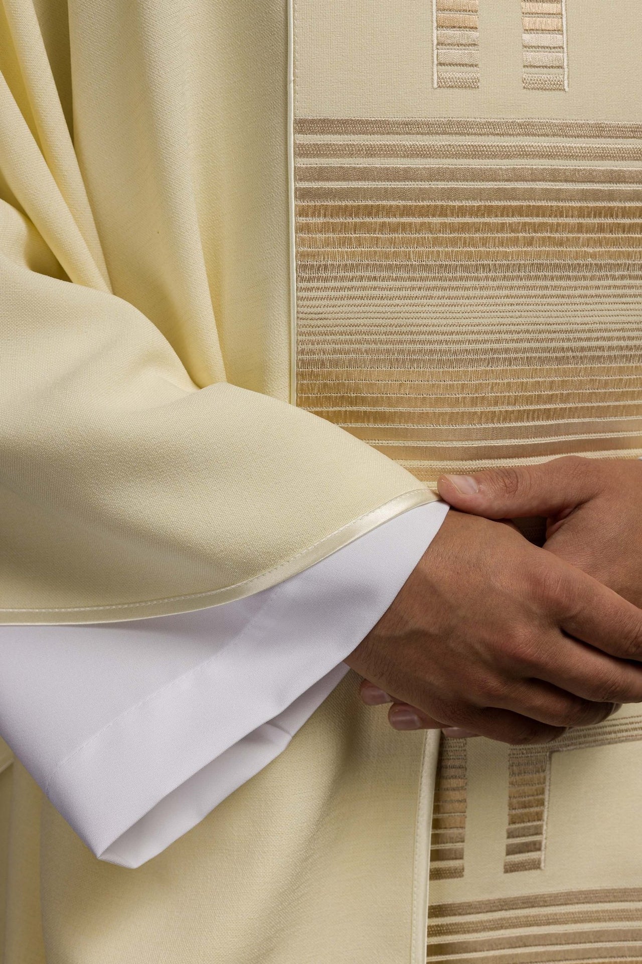 Ornat haftowany z Krzyżami w kolorze ecru