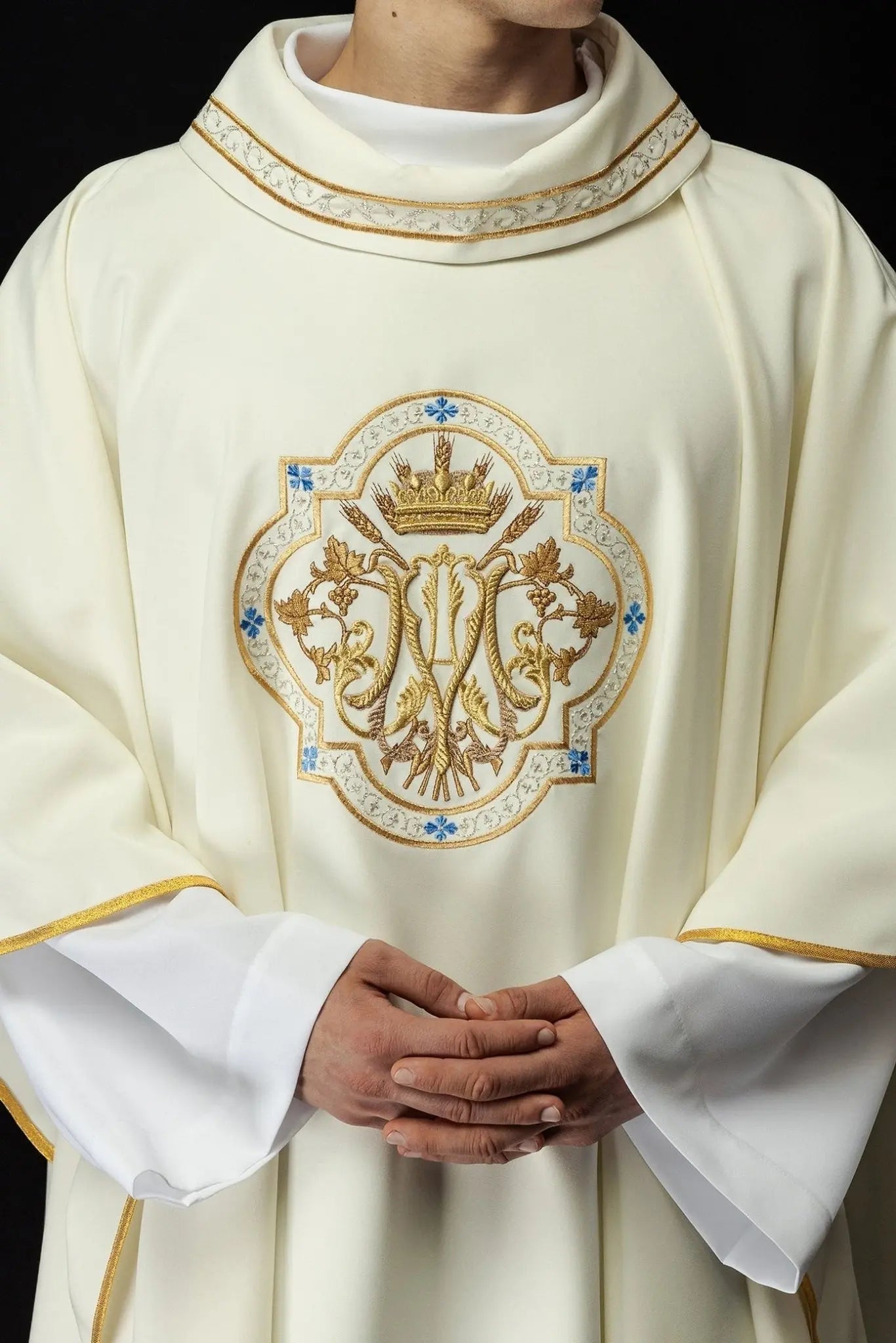 Embroidered chasuble with Marian motif ecru