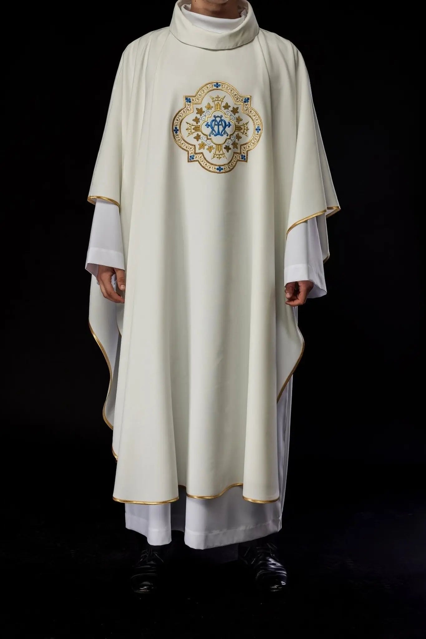 Embroidered chasuble with Marian motif ecru