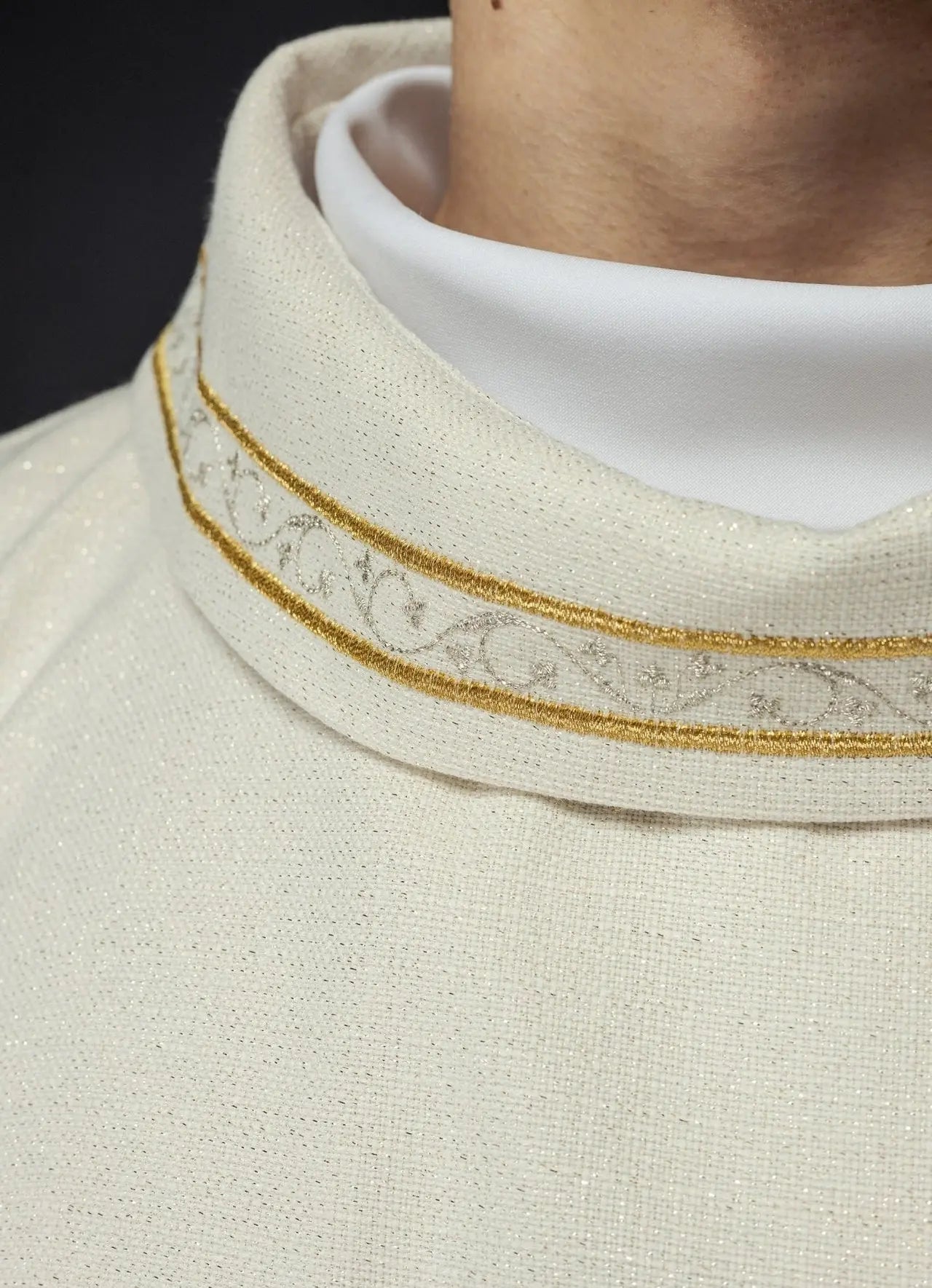 Embroidered chasuble with Marian motif ecru