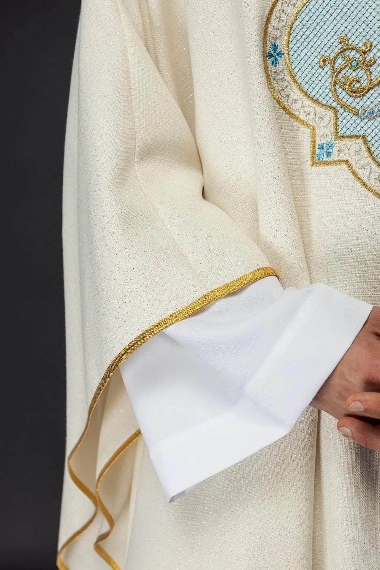 Embroidered chasuble with Marian motif ecru