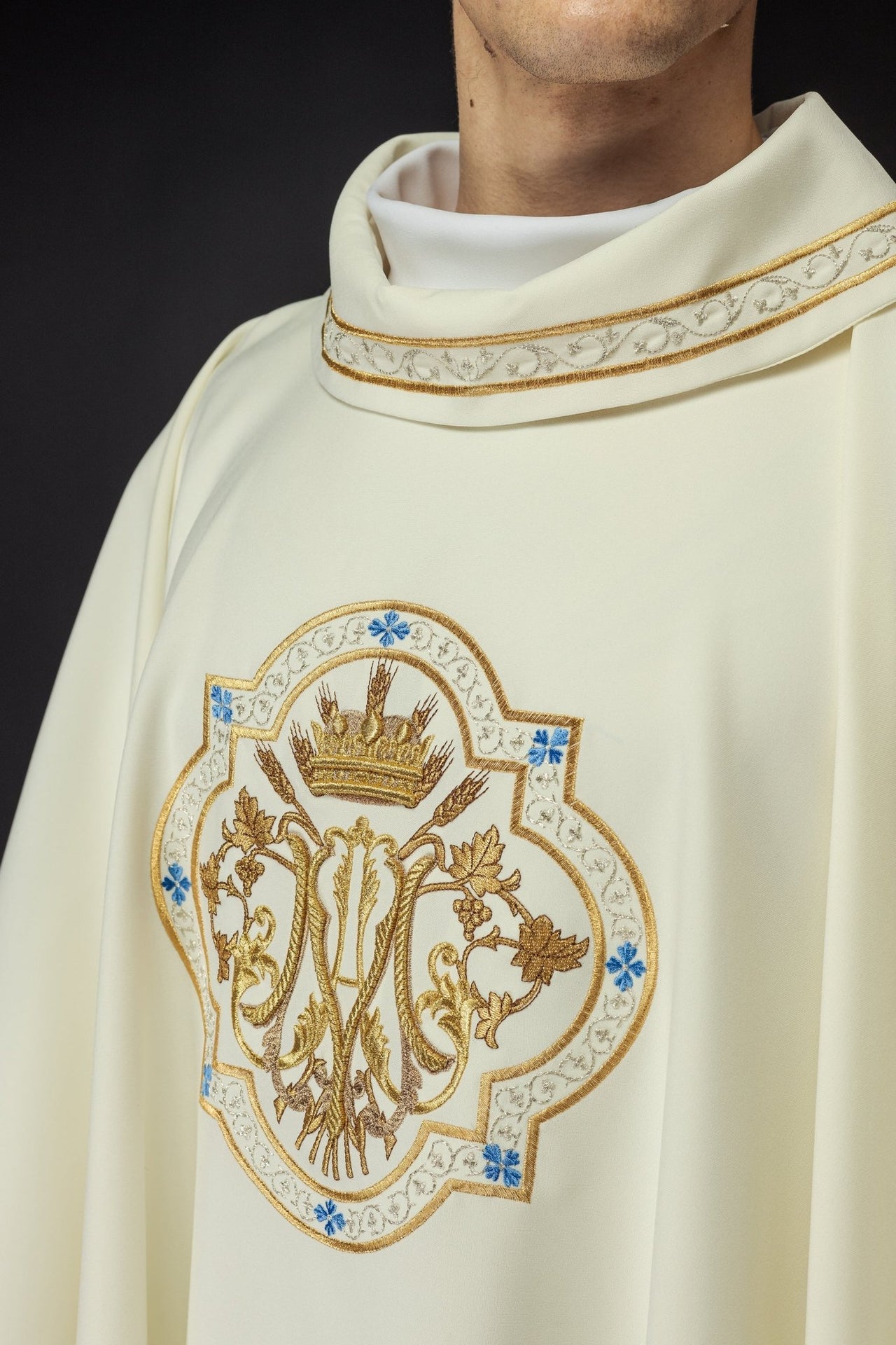 Ornat haftowany z motywem Maryjnym ecru