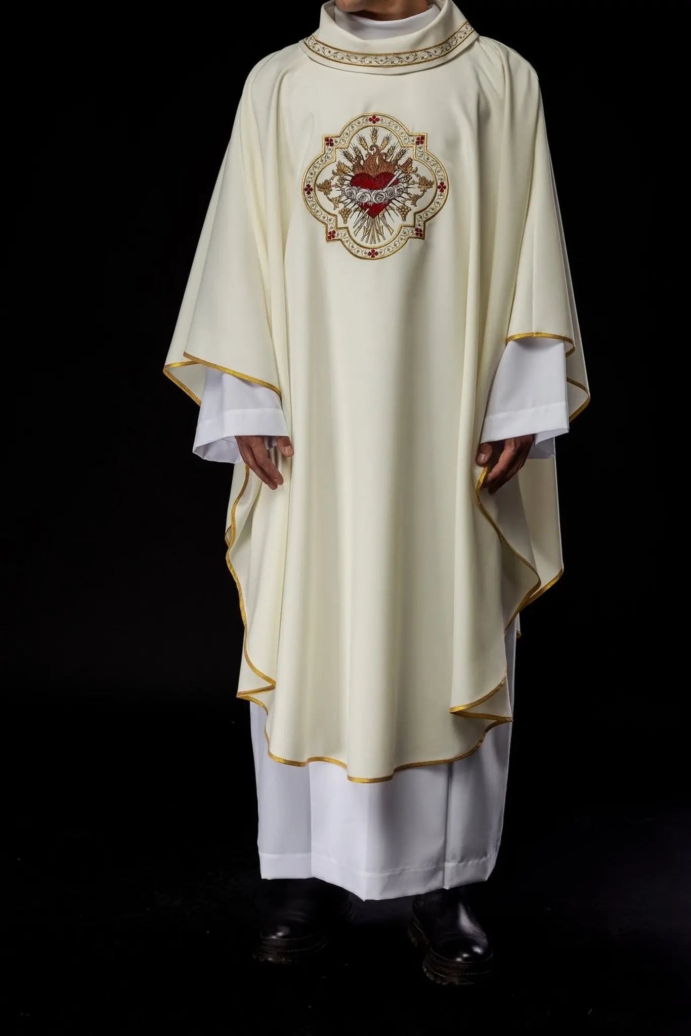 Embroidered chasuble with the motif of the Heart of Jesus