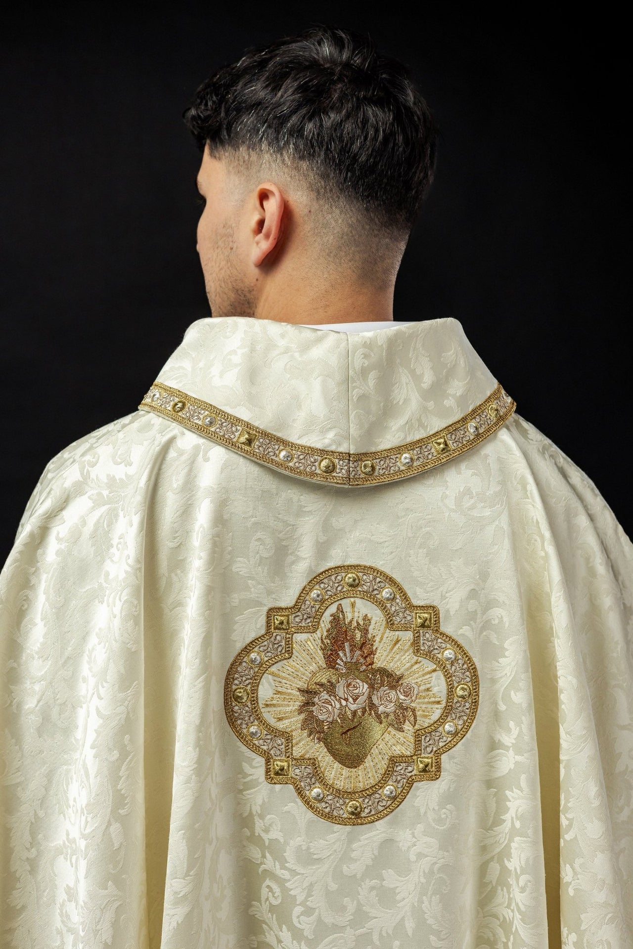 Ornat haftowany z motywem Serca Maryi na żakardzie