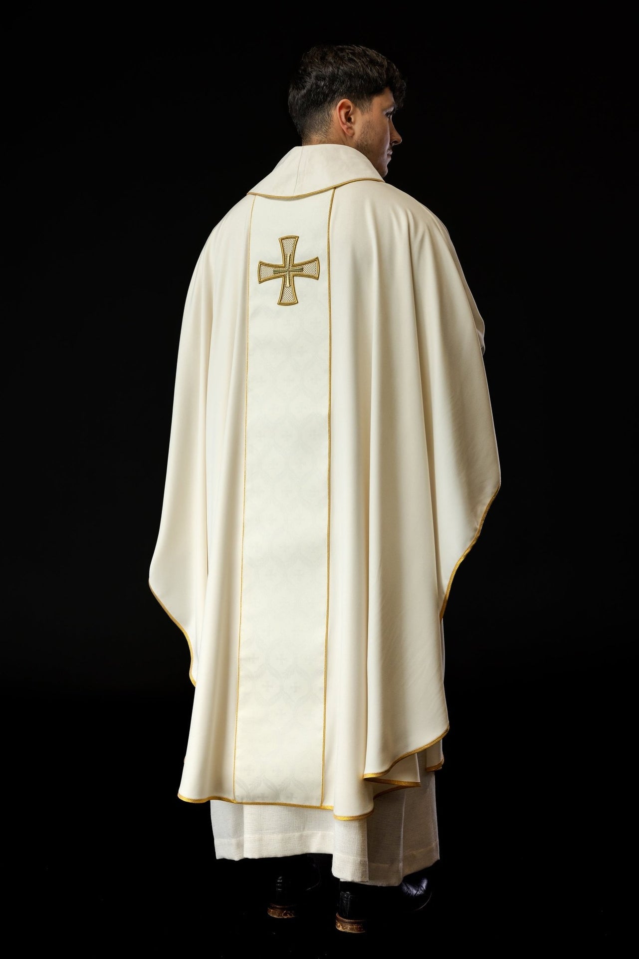 Ornat haftowany z pasem i krzyżem