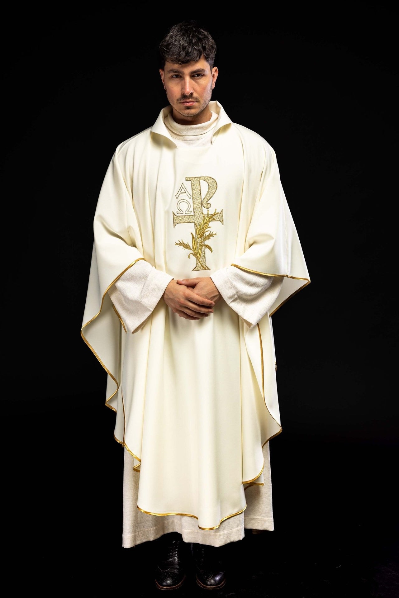 Ornat haftowany z symbolem Alfa i Omega z szerokim kołnierzem ecru