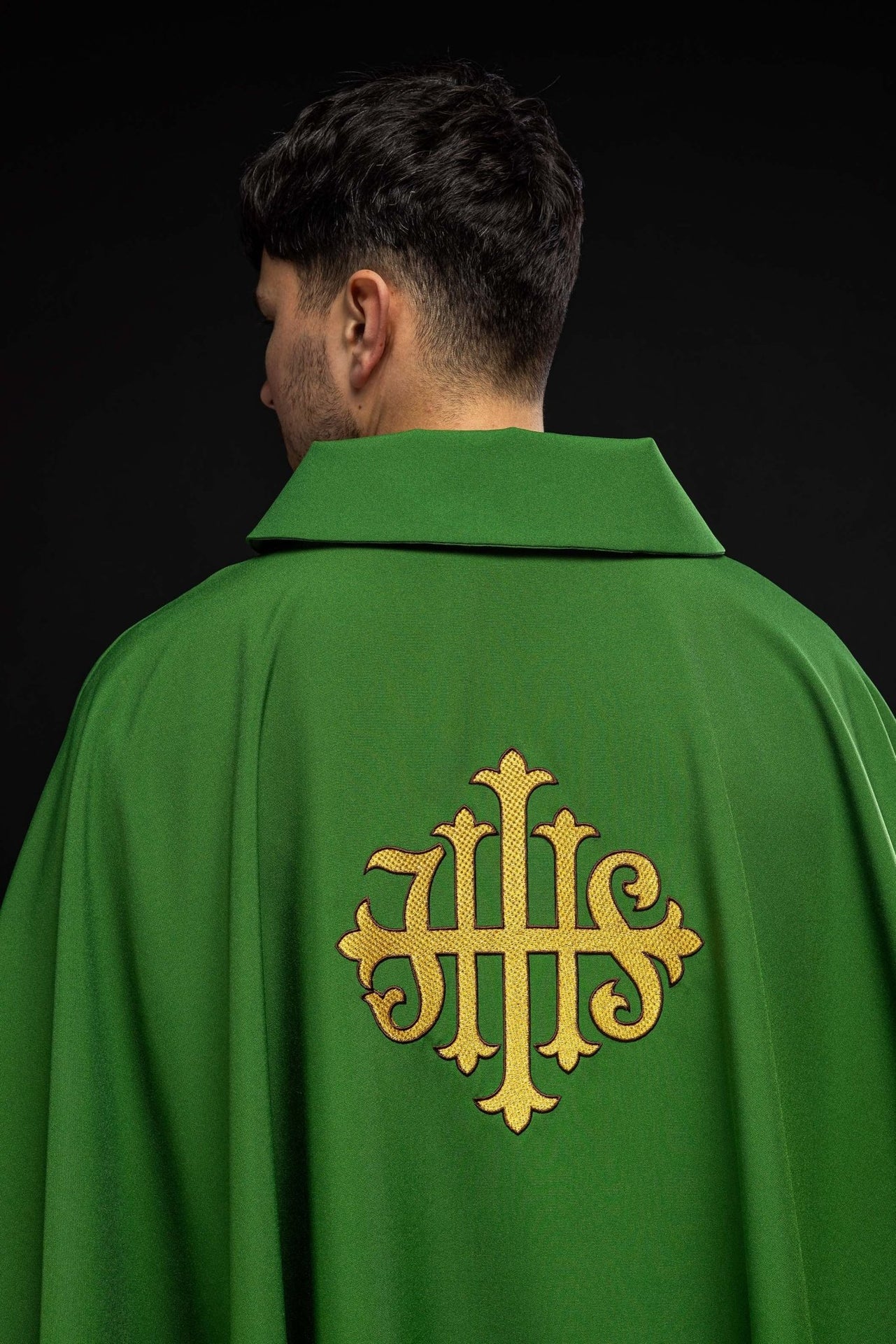 Ornat haftowany z symbolem JHS i szerokim kołnierzem zielony