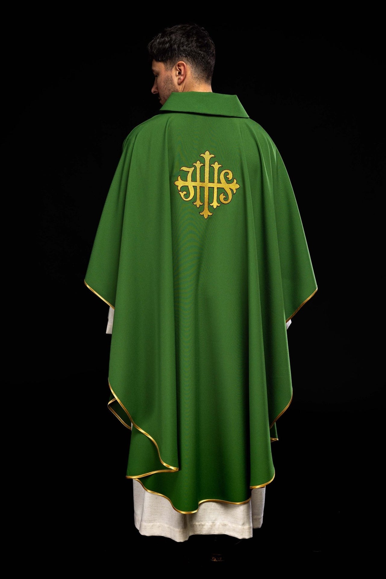 Ornat haftowany z symbolem JHS i szerokim kołnierzem zielony