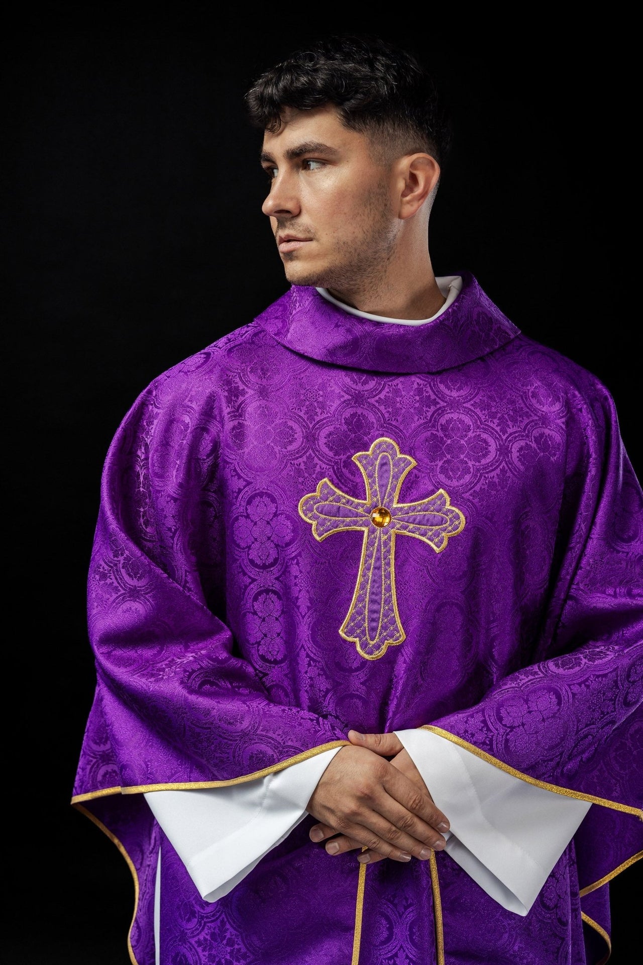 Ornat haftowany z symbolem krzyża Fioletowy