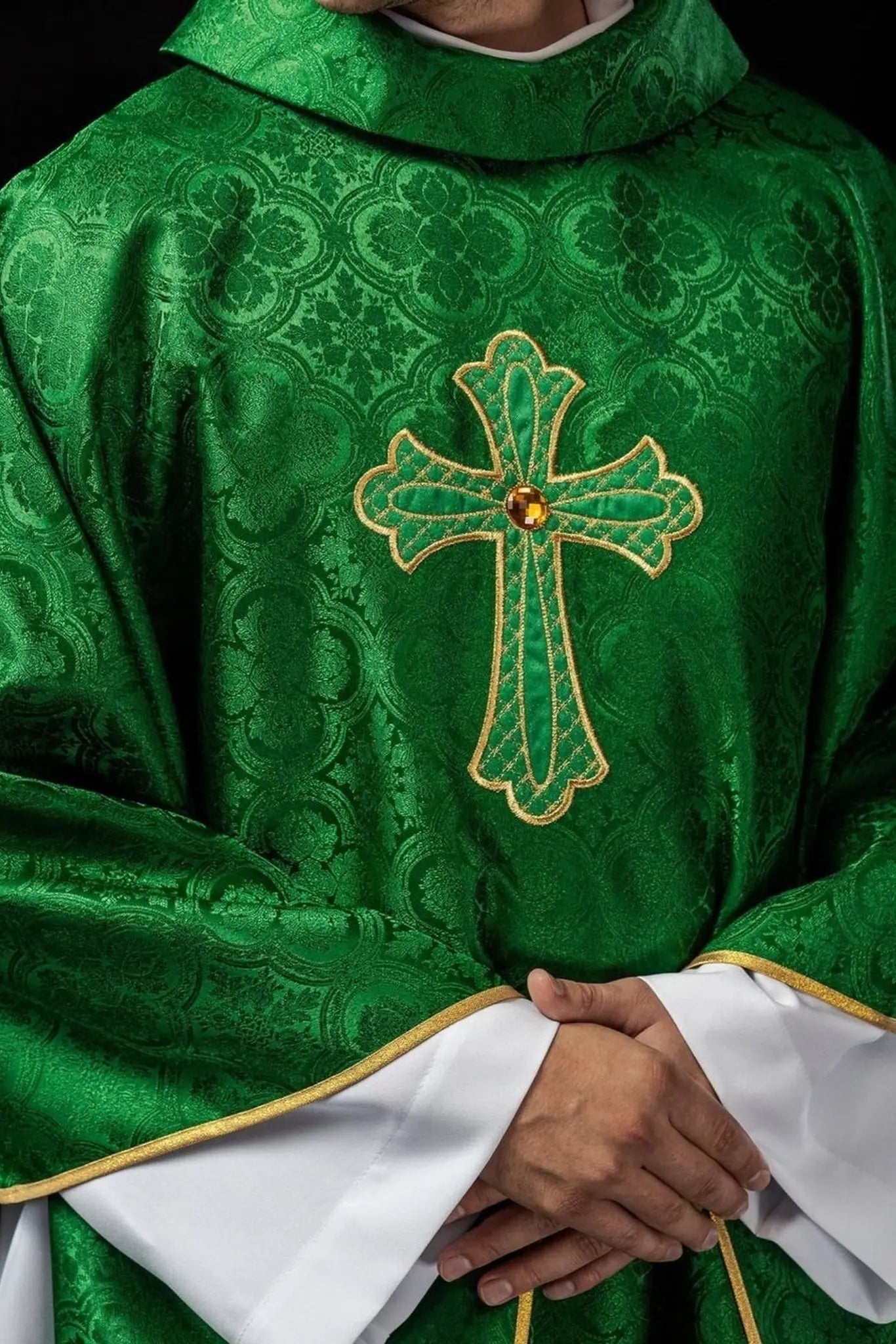 Embroidered chasuble with symbol of the cross Green