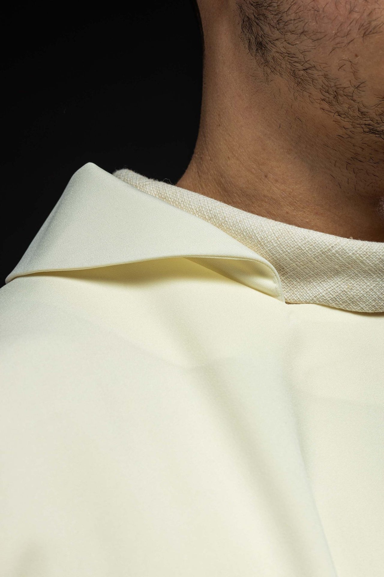 Ornat haftowany z symbolem maryjnym i szerokim kołnierzem ecru