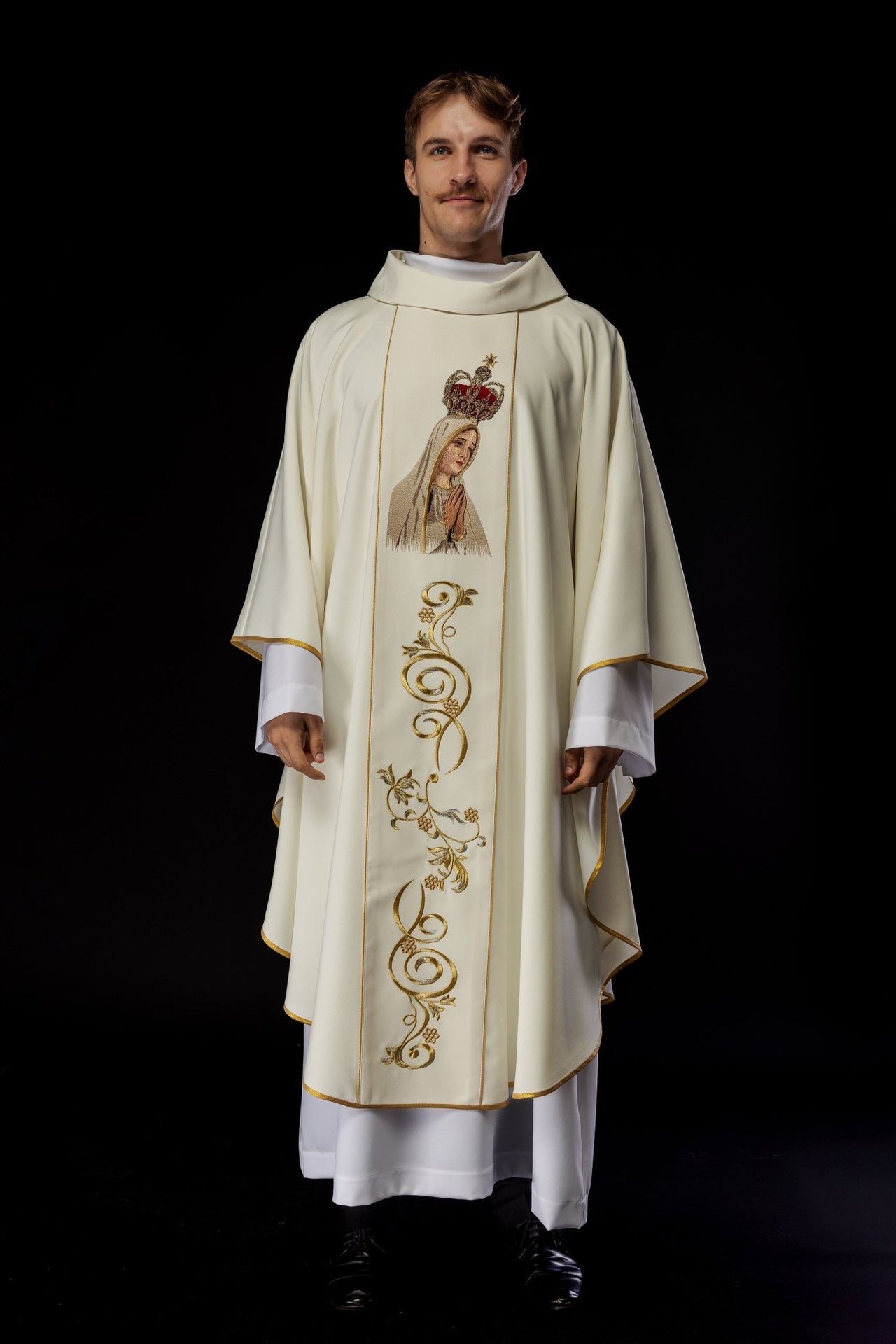 Ornat haftowany z wizerunkiem Matki Boskiej Fatimskiej