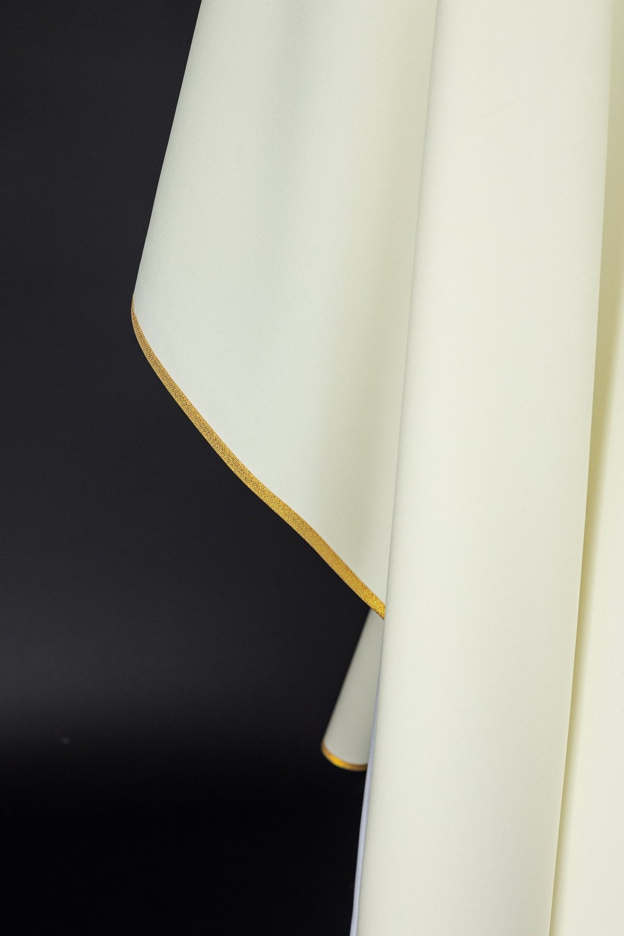 Ornat haftowany z wizerunkiem Matki Bożej Guadalupe