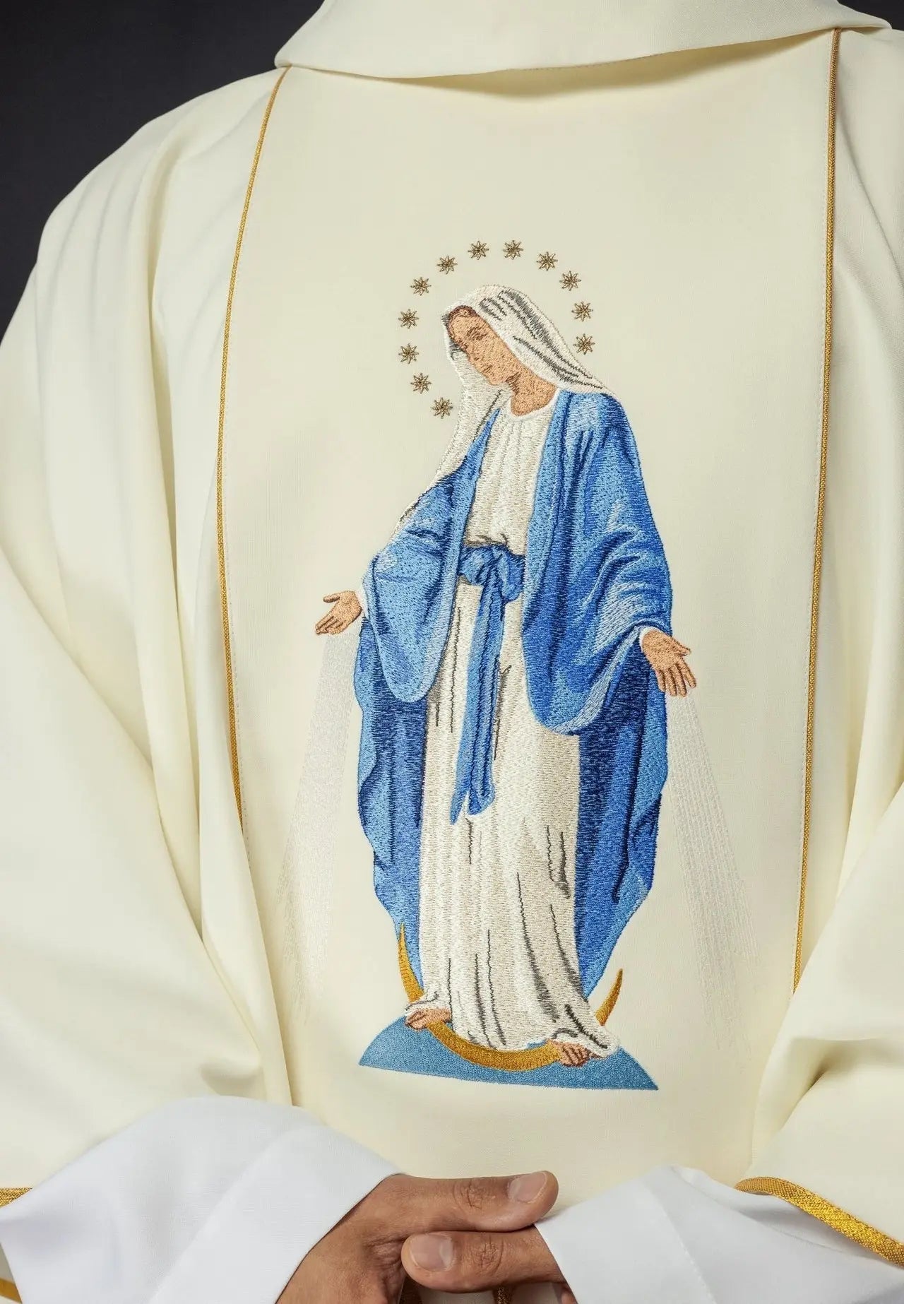 Embroidered chasuble with the image of Our Lady Immaculate