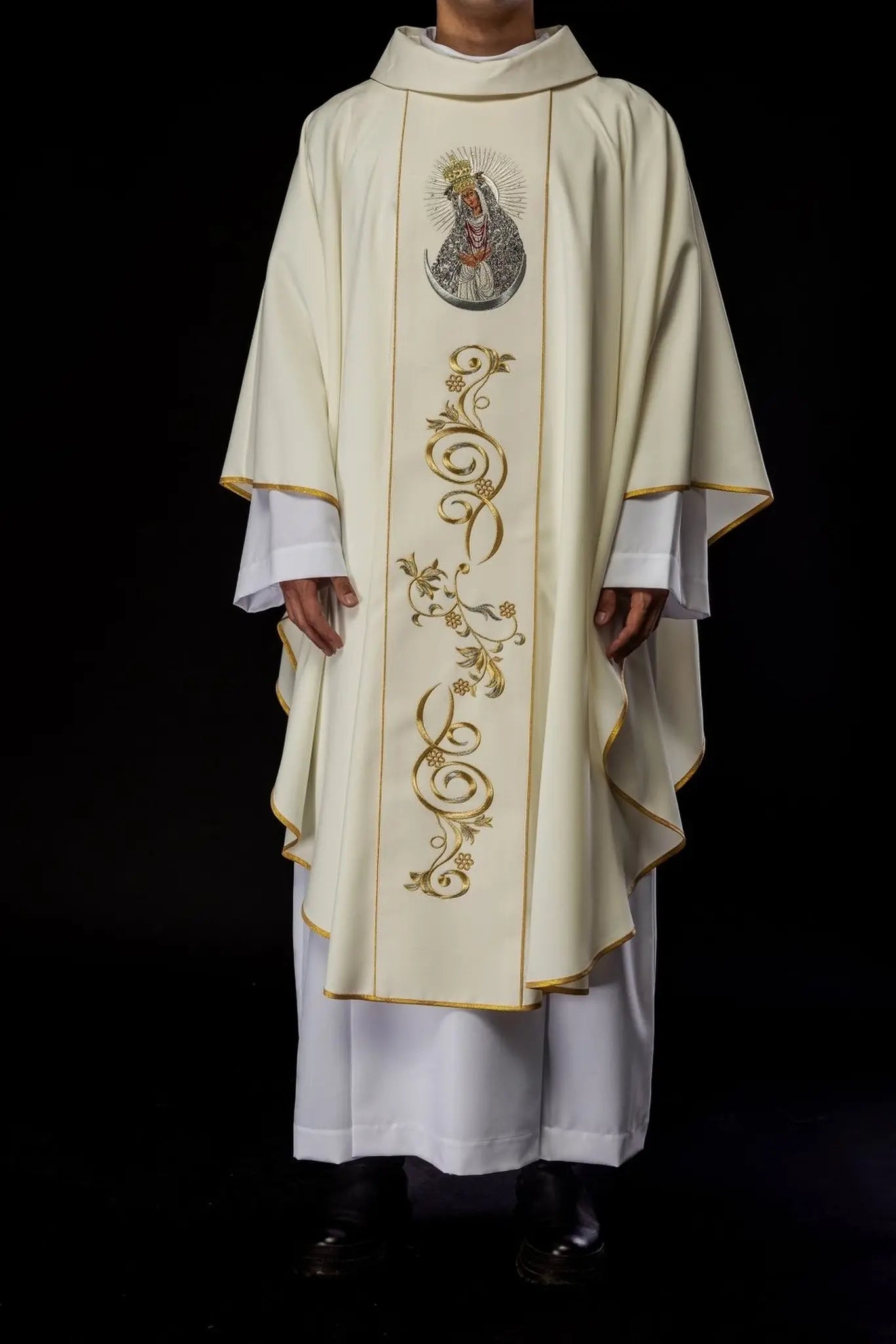 Embroidered chasuble with the image of Our Lady of the Dawn Gate