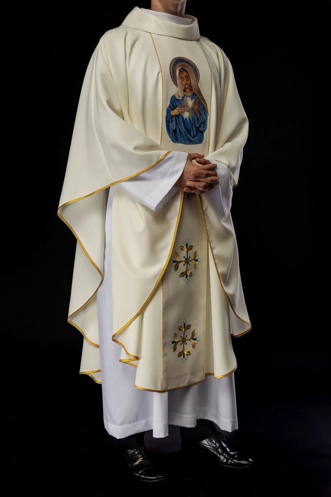Embroidered chasuble with an image of the Heart of Mary