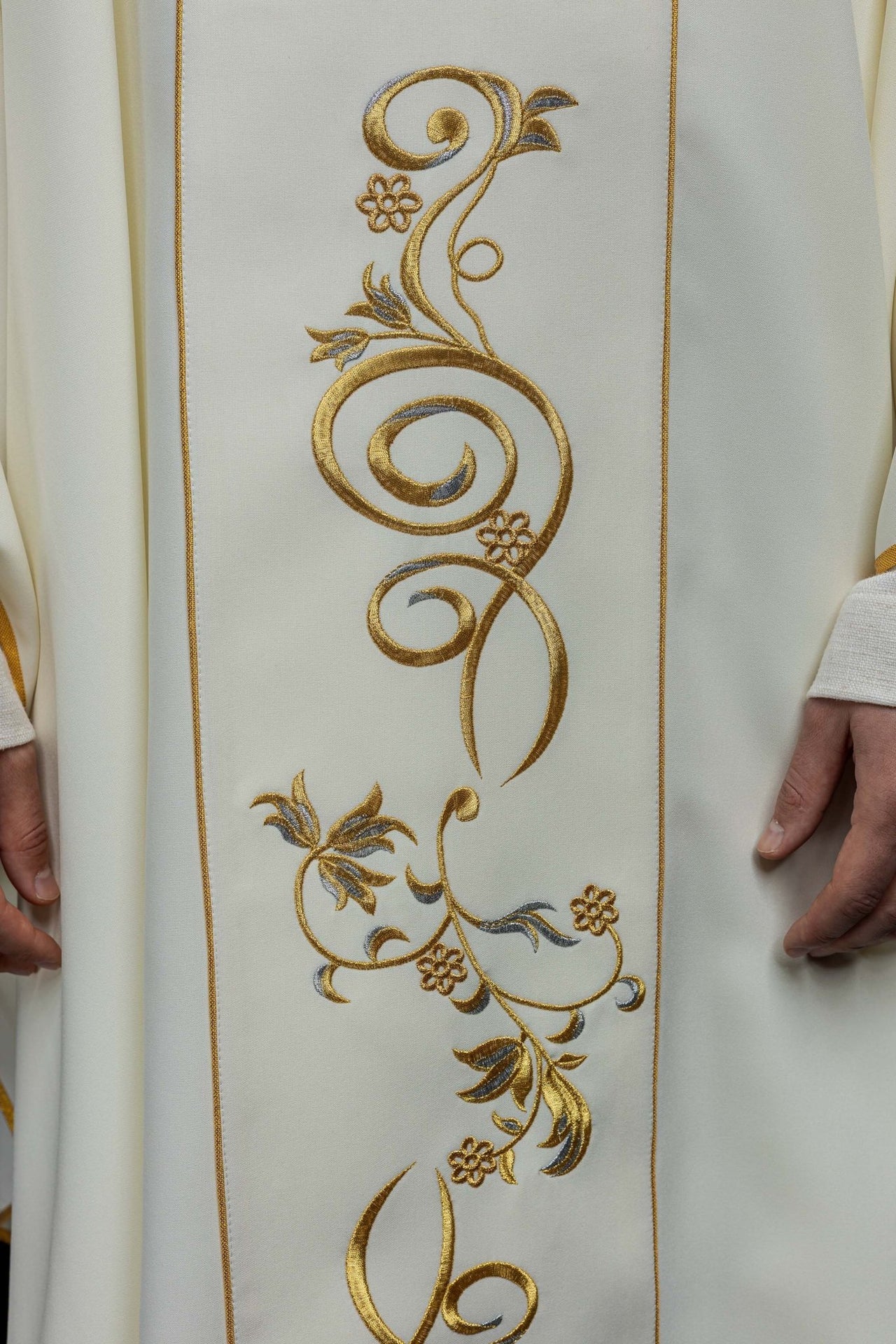 Ornat haftowany z wizerunkiem Świętej Faustyny