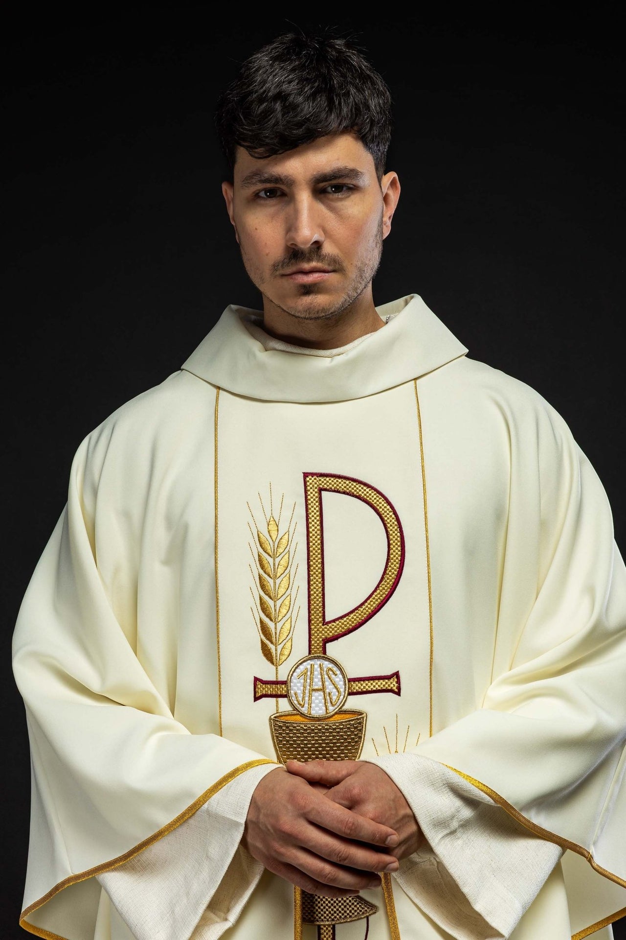 Ornat haftowany z wzorem Kielicha IHS w kolorze ecru