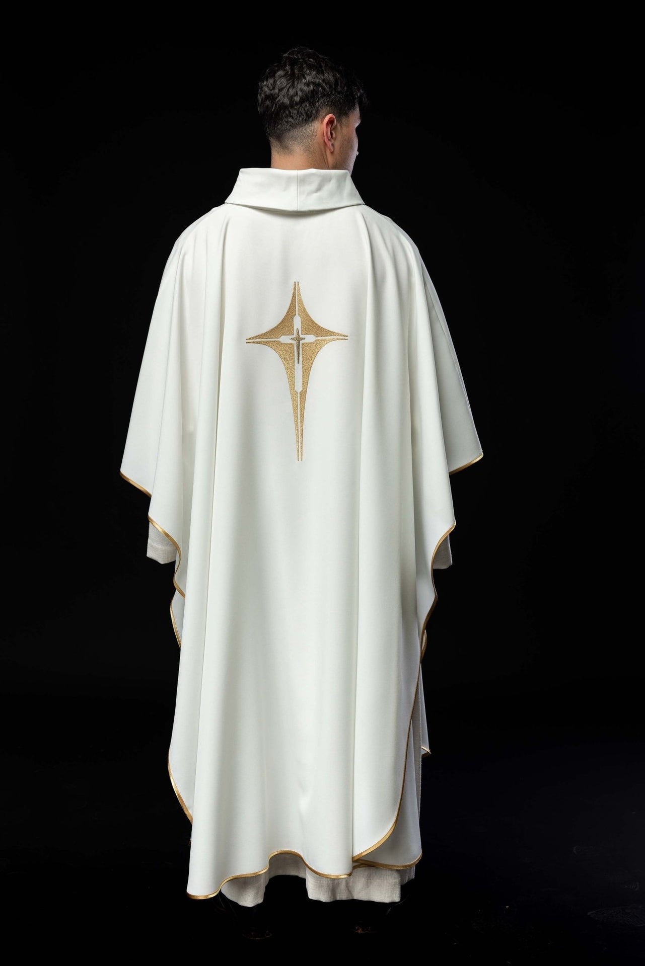 Ornat haftowany z wzorem krzyża