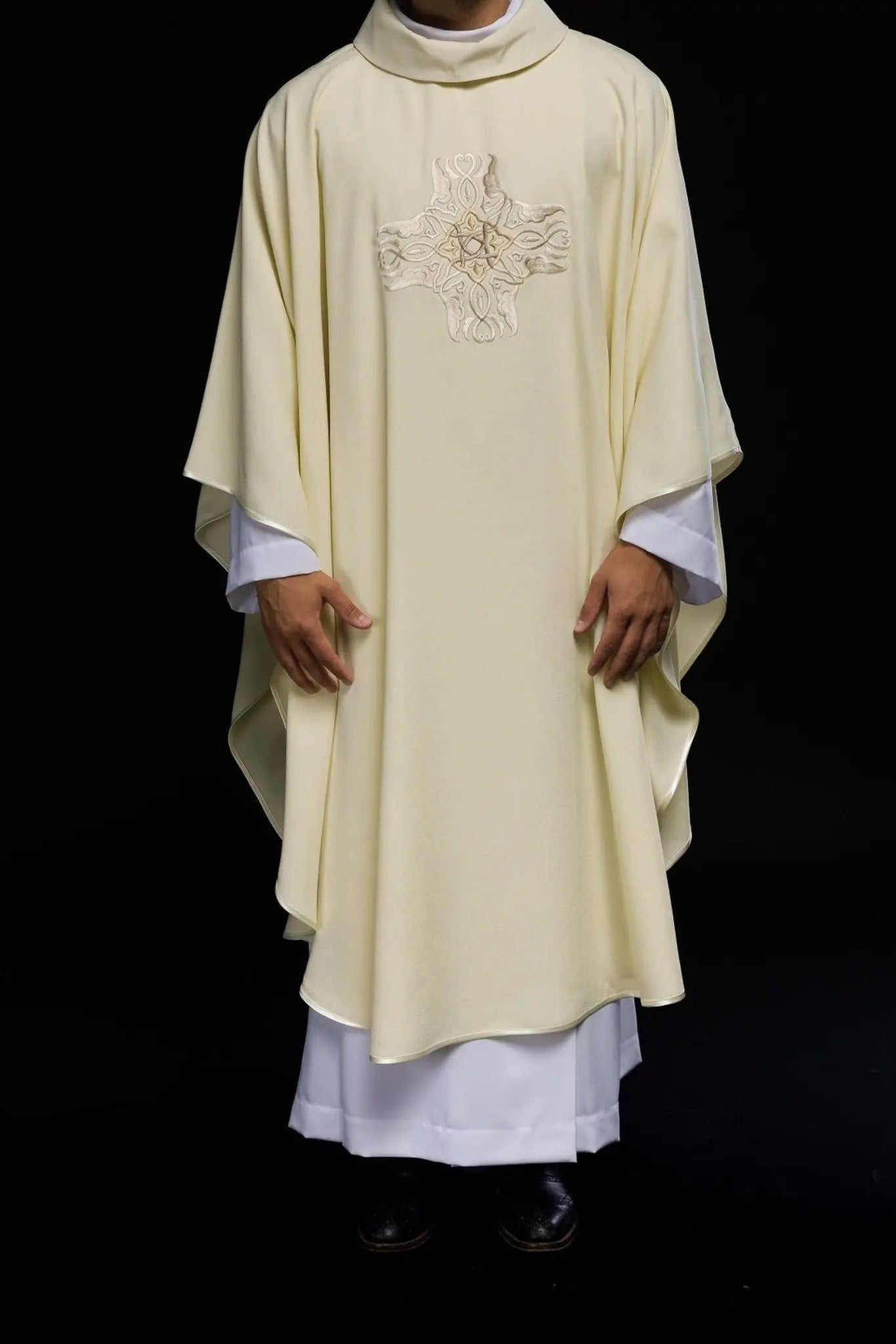 Chasuble embroidered with the design of the Cross in ecru