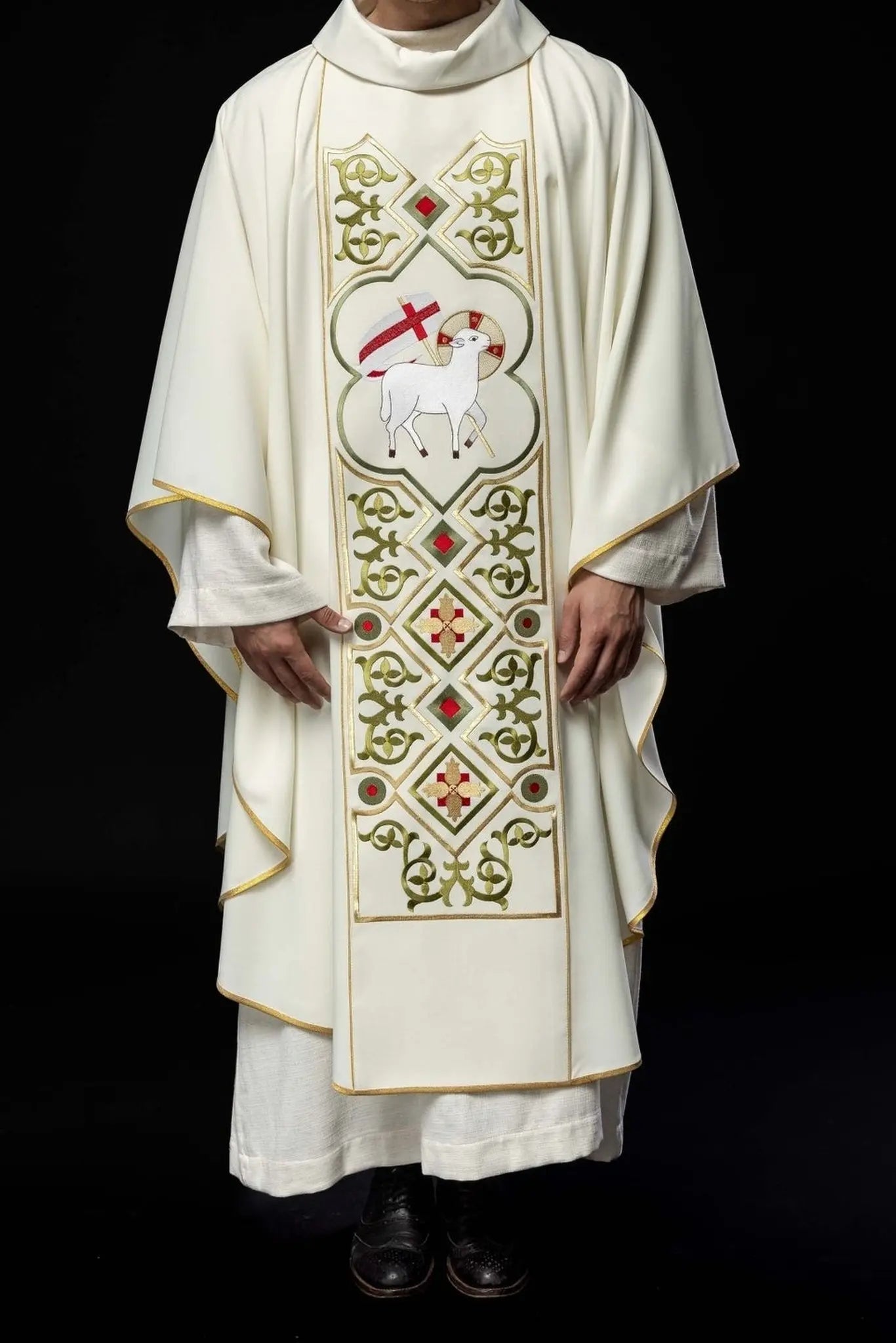 Embroidered chasuble with lambskin pattern in ecru