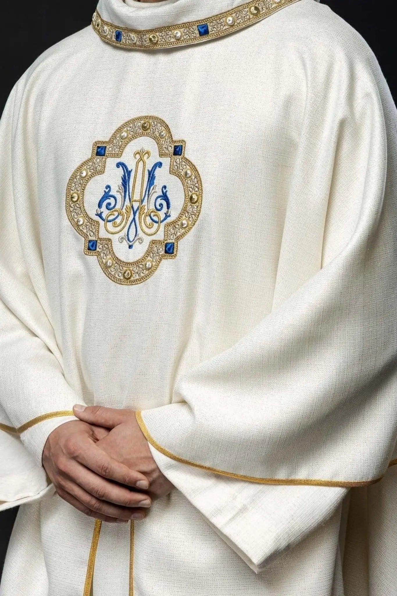Liturgical Chasuble with Embroidered Marian Emblem – Honoring the Queen of Heaven