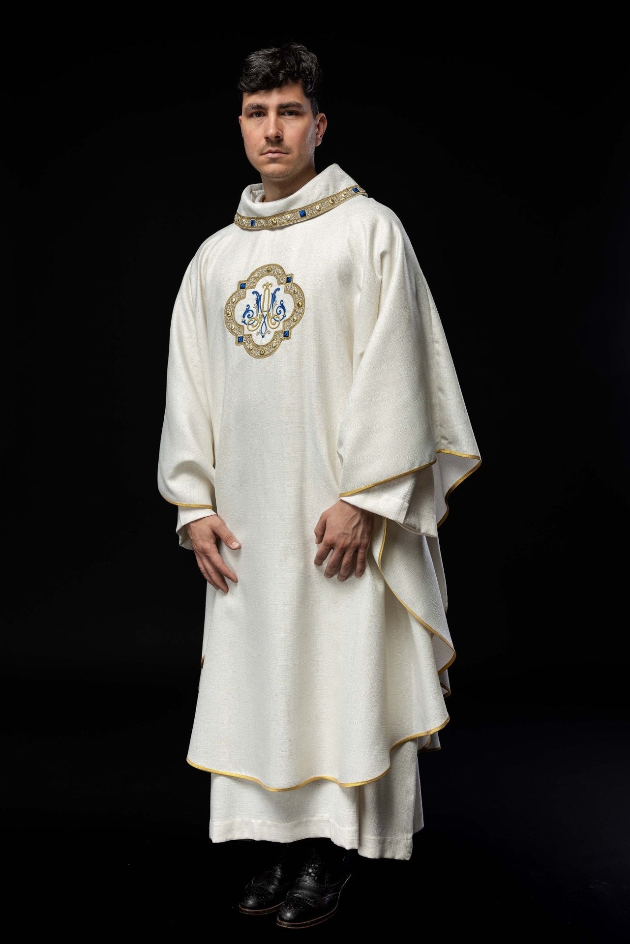 Ornat liturgiczny z haftowanym herbem Maryjnym