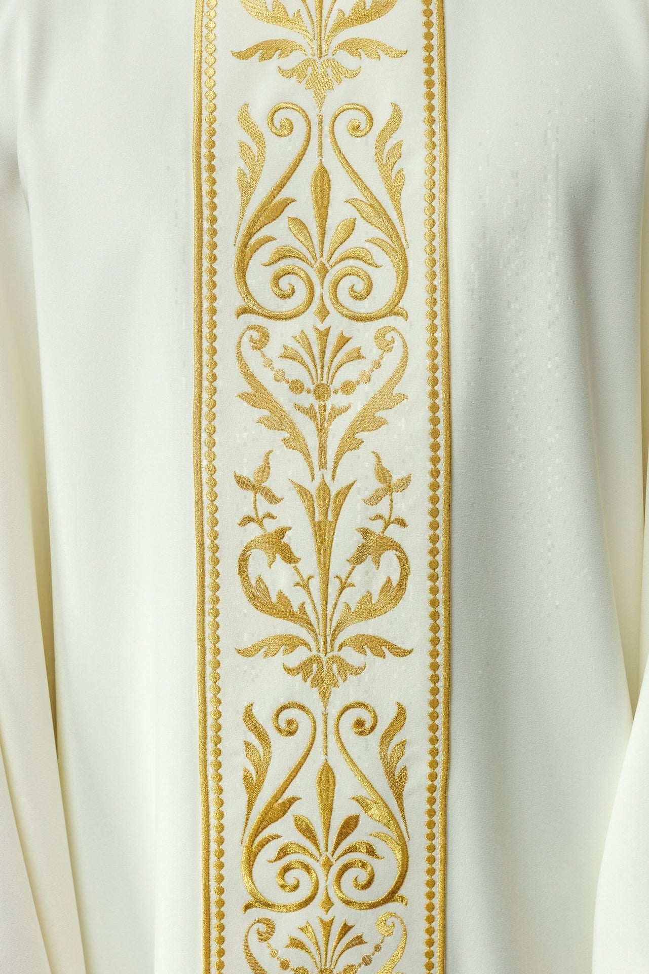 Ornat liturgiczny z haftowanym pasem w kolorze ecru