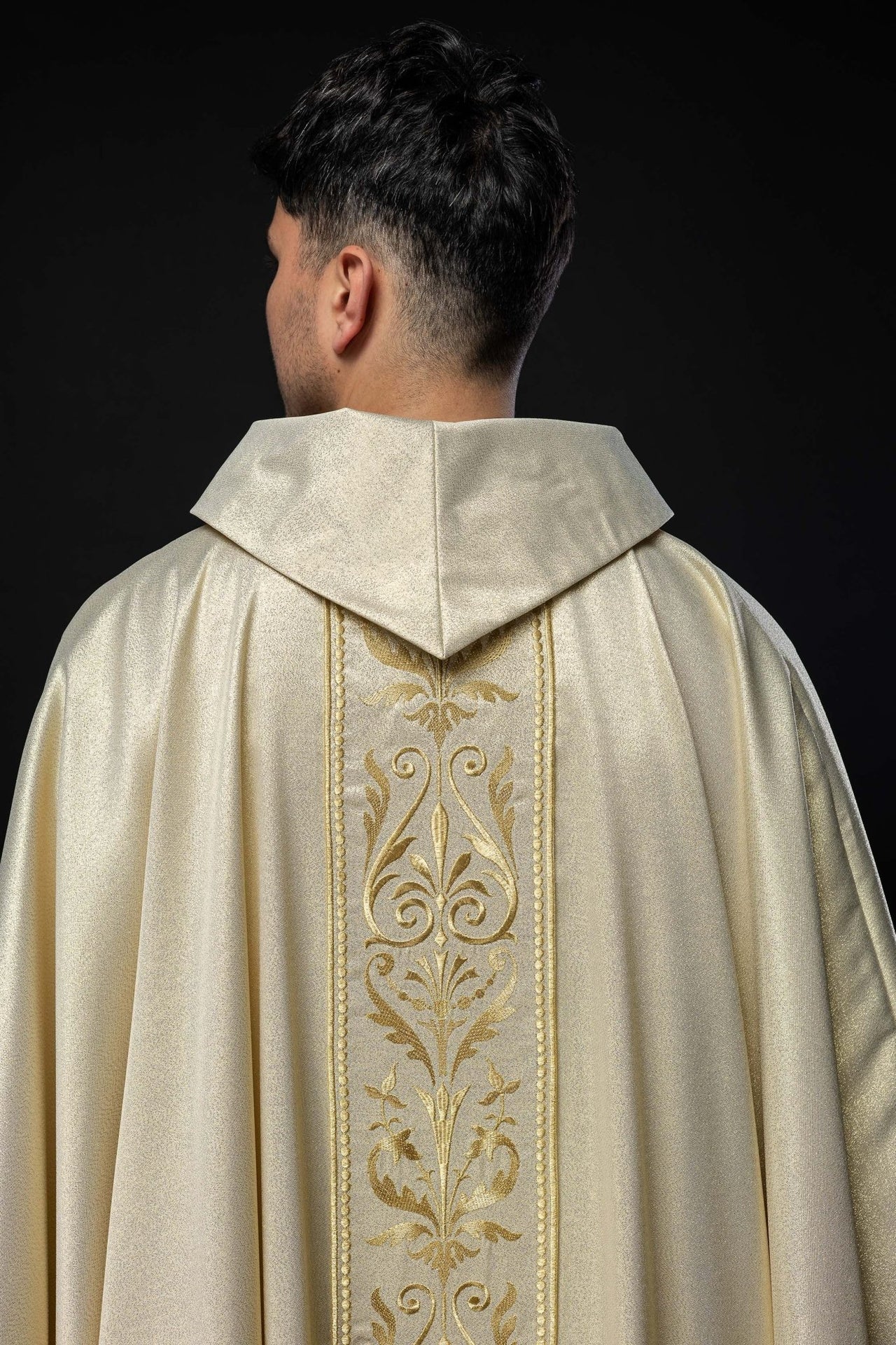 Ornat liturgiczny z zdobionym złotym pasem haftowanym