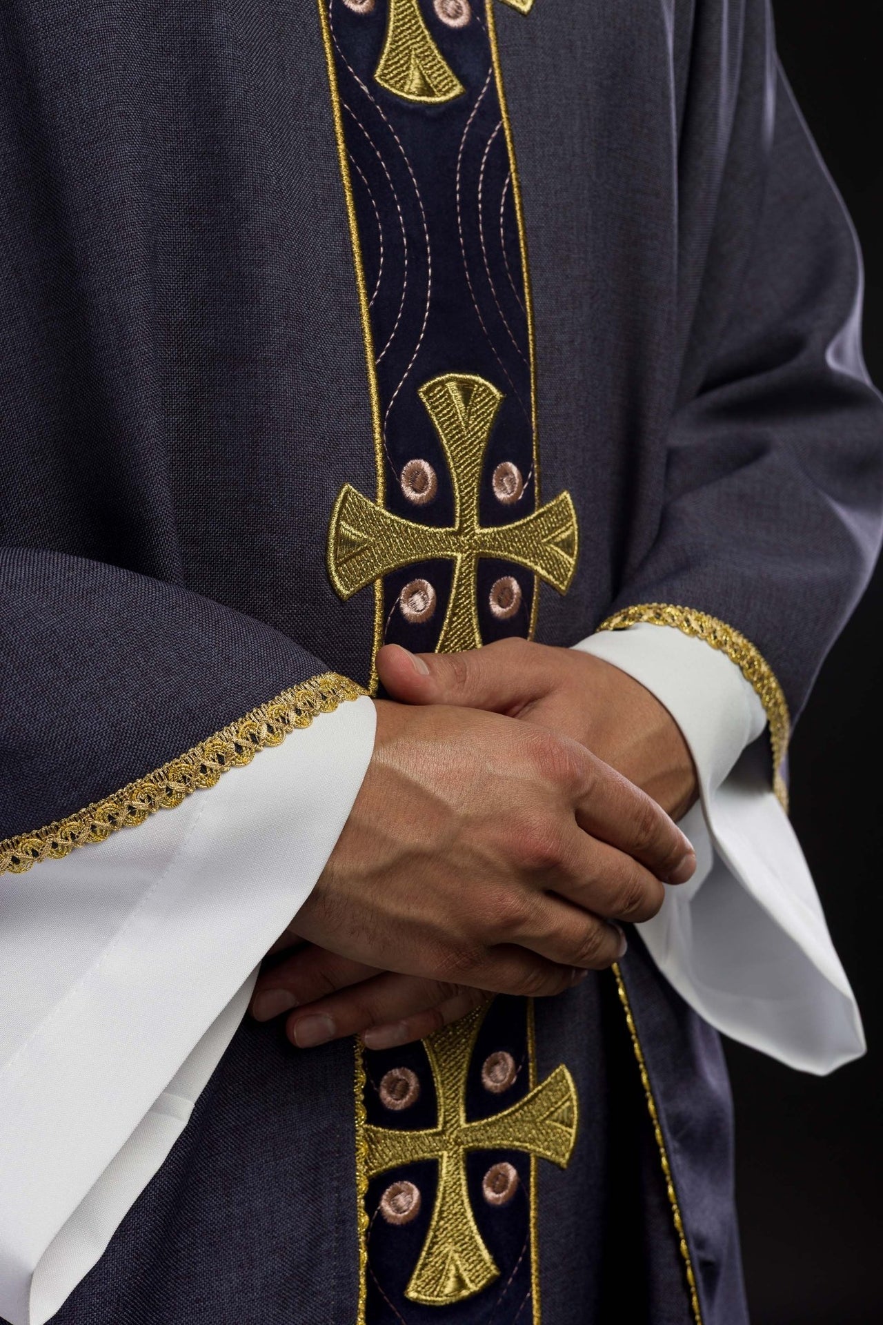 Ornat w haftowane złote krzyże i lamówkę na kołnierzu w kolorze fioletowym